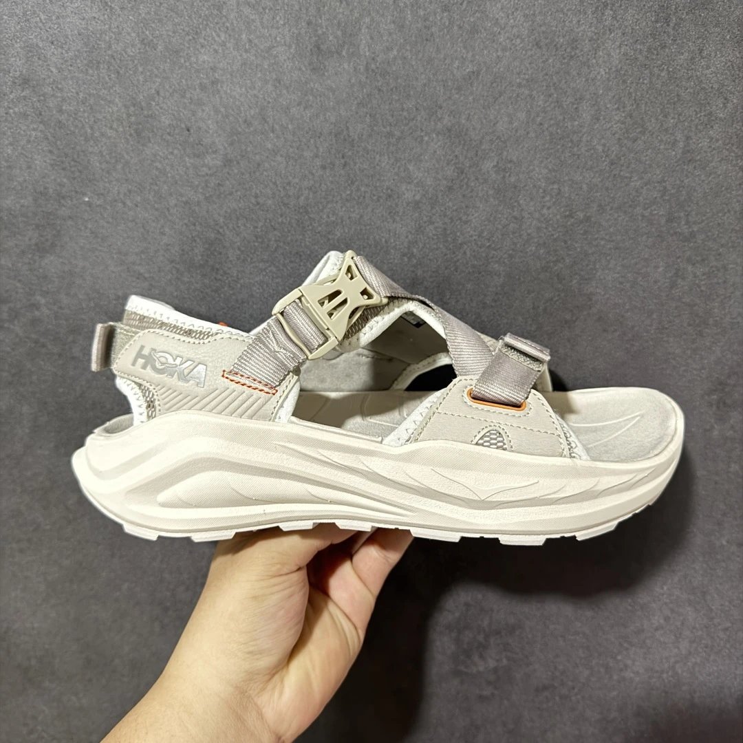 本地 支持放店 H版 Hoka One M INFINI HIKE TC 户外机能山地凉鞋 鞋型从外观就给人强烈的户外机能感，粗犷率性的厚底设计，继承了 HOKA ONE ONE 跑鞋 DNA
