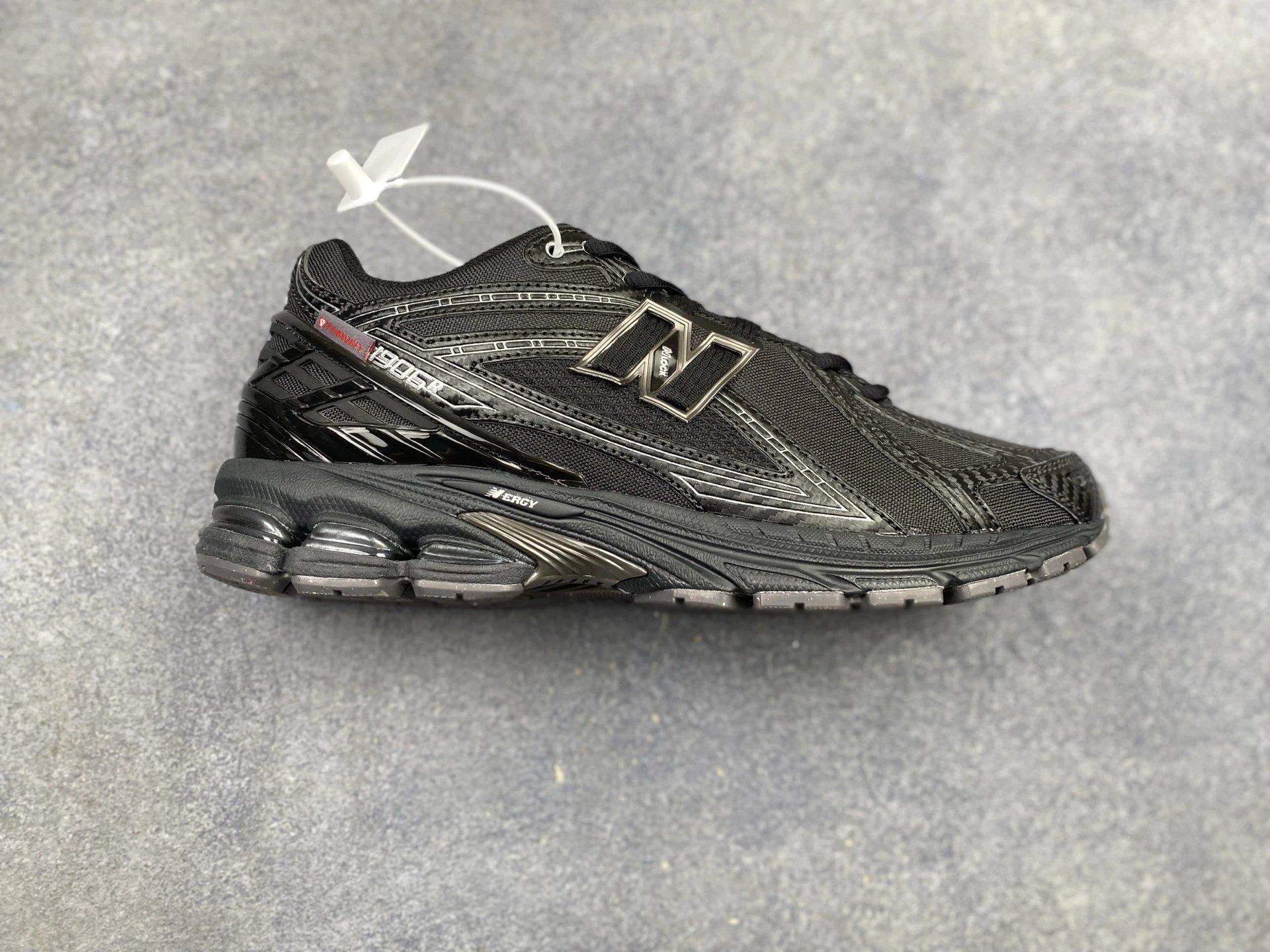 支持放店 NB New Balance M1906R 复古单品 近两年来，要说人气最高的球鞋品牌相信 New Balance 一定是其中之一