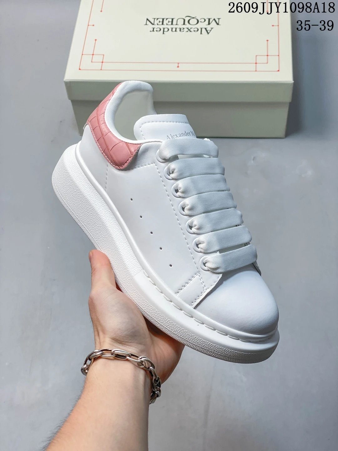 AlexanderMcQueen 亚历山大·麦昆MCQ 运动小白鞋 厚底增高闪尾光滑牛皮平底鞋休闲鞋 时尚 女款板鞋潮运动鞋 ，火爆到大街小巷无人不知，无人不晓的境界，上脚立马显瘦显高，增高不只是说说