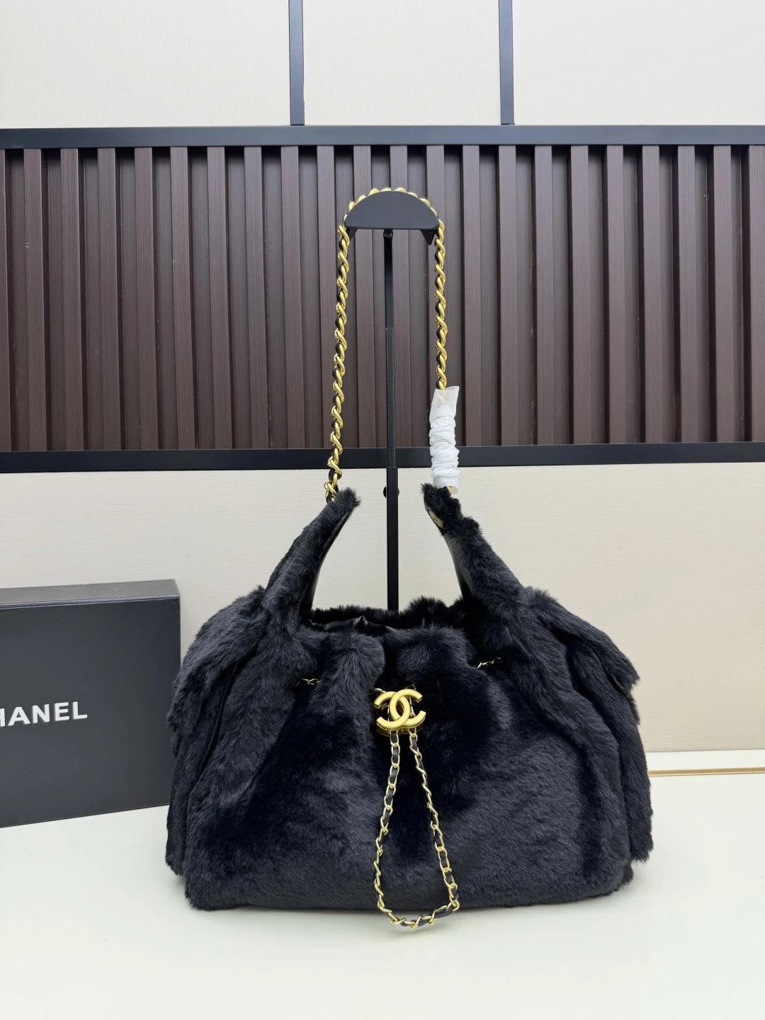 谁懂啊！看着贵价实则超惊喜 CHANEL 26A高级手工坊25bag，温柔奶杏豹纹色调，直接拿捏秋冬所有穿搭审美！ 实物质感远超图片，整包采用高密软糯毛绒面料，蓬松细腻、手感像撸云朵一样舒服