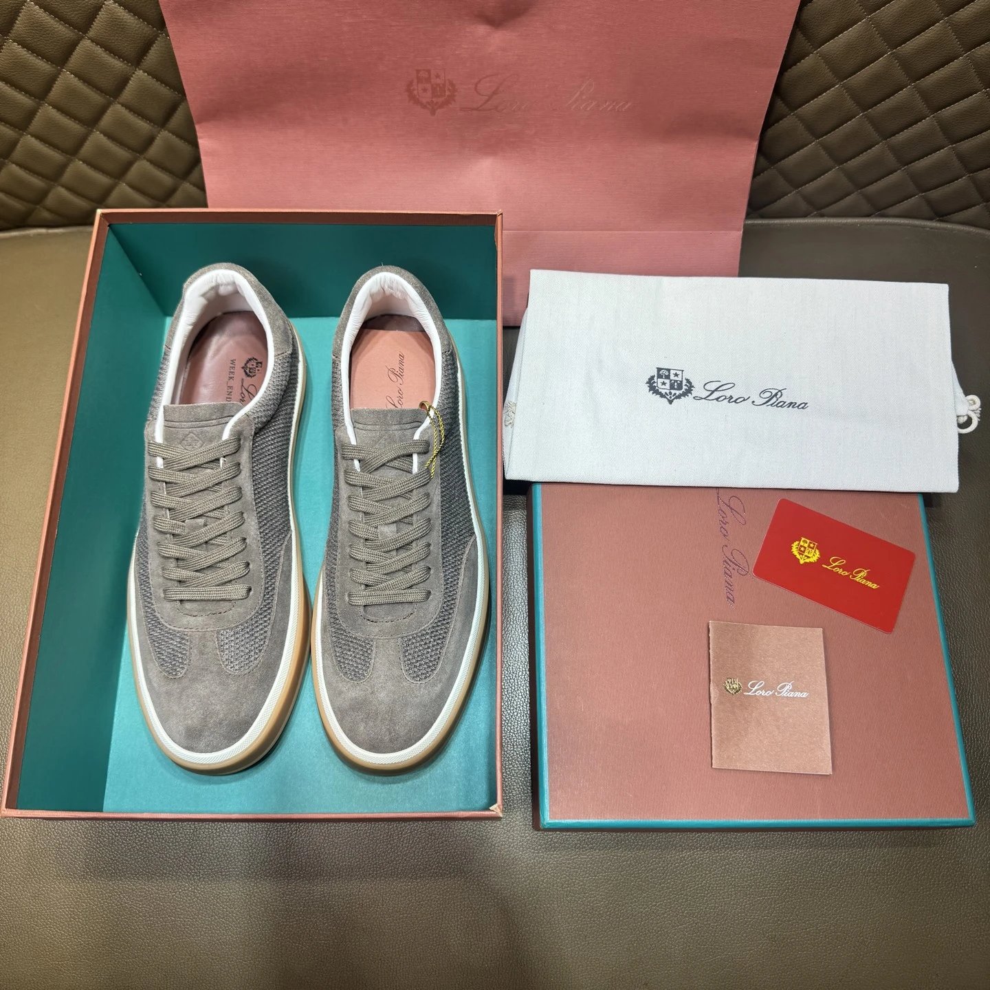 工厂 Loro piana LP意大利手工鞋-莞产-顶级 情侣款，一款来自意大利顶级奢侈品牌！能与爱马仕匹配的品牌一直以来以高级简约的风格得到很多人喜爱，上脚超级舒服 原版进口麂皮，内里定制进口胎牛皮