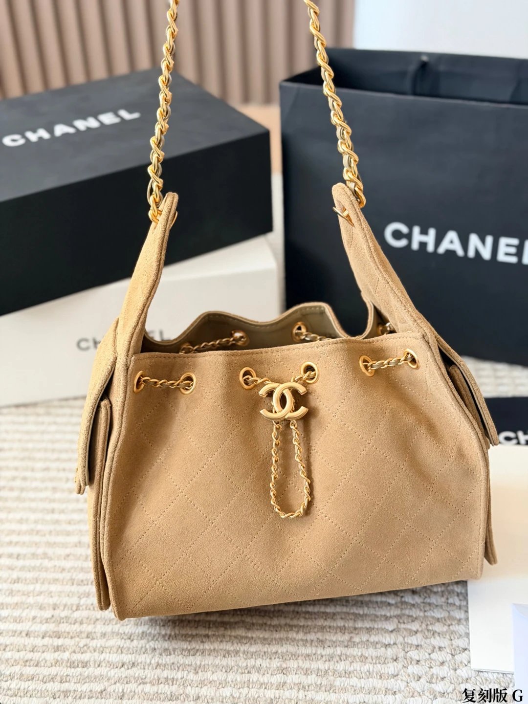 复刻版 Chanel全新推出25bag命名款 这个名字足以代表它身份和地位 出镜率高且款式丰富，松弛感拉满 抽绳水桶元素，随性慵懒，金属logo可调节开合！ 两侧可放promxa手机、即增加收纳空间，