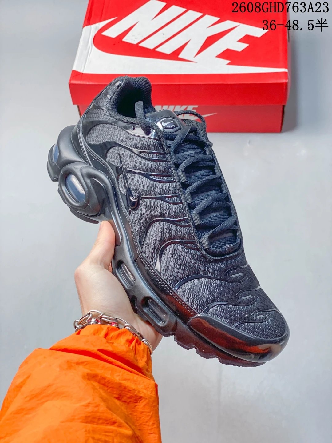 Nike Air Max Plus TN（全黑 Triple Black）1经典TN波浪TPU外壳，网布+亮面漆皮拼接，通体纯黑，黑武士风格；鞋身标志性的弧度骨架是TN Plus的识别特征