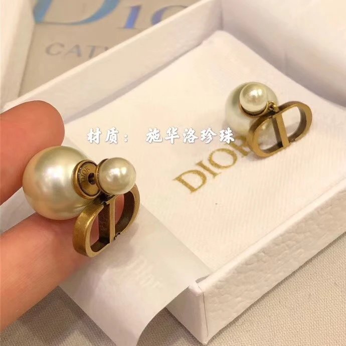 编号DED0004 Dior迪奥 新款CD大小珍珠 耳钉 耳环 超火 专柜3900购入，一模一样出货！ 一致zp，黄铜电镀古金，纯银针 施华洛进口珍珠