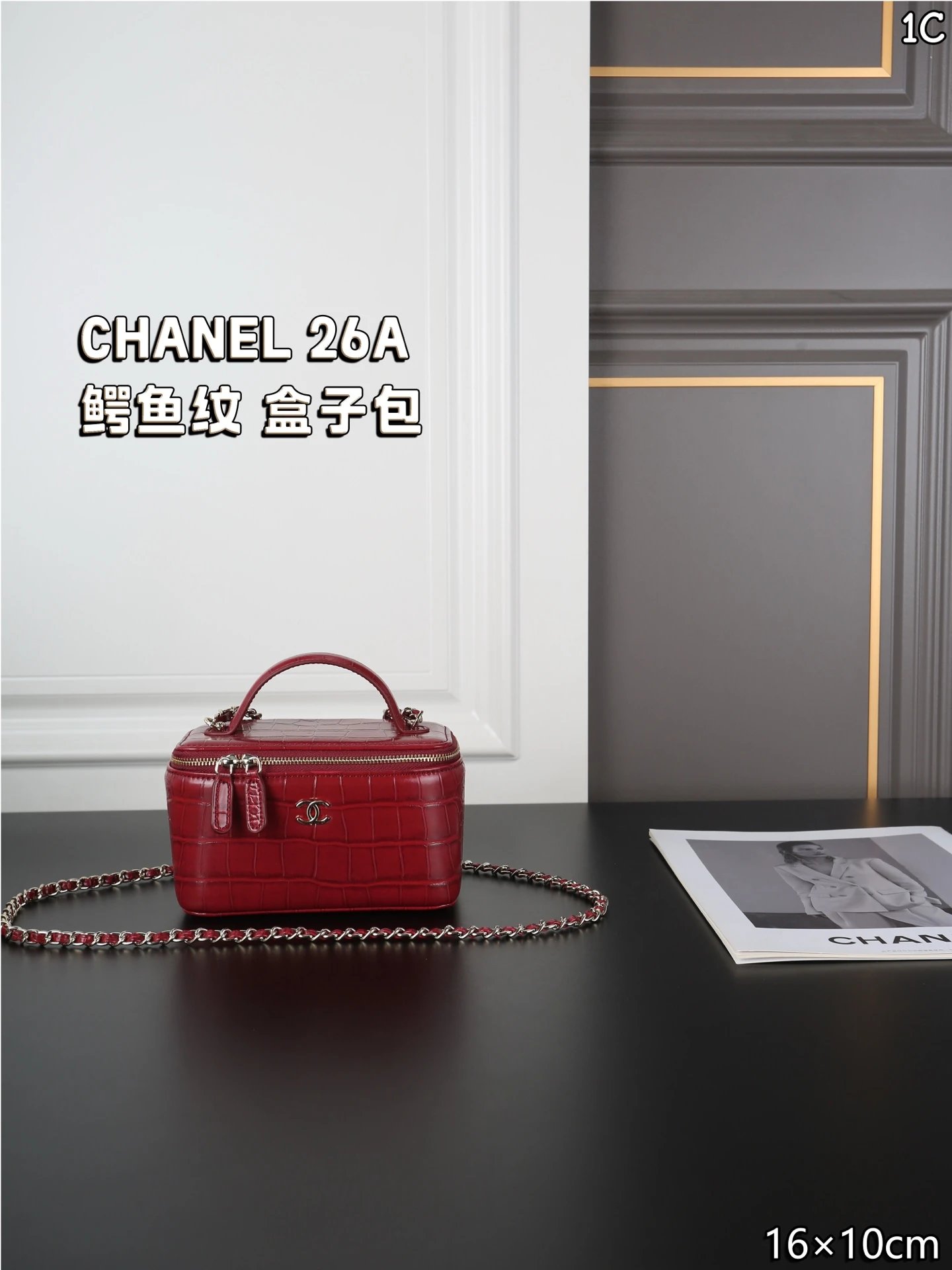 CHANEL香奈儿 26A 鳄鱼纹 盒子包 链条包 化妆包 化妆盒 chanel26a帝王绿鳄鱼压纹 高级感满满 整体的牛皮亮亮的，和银色lp放一起完全不输，侧面的纹路很好看，精致度满满[哇R] lo