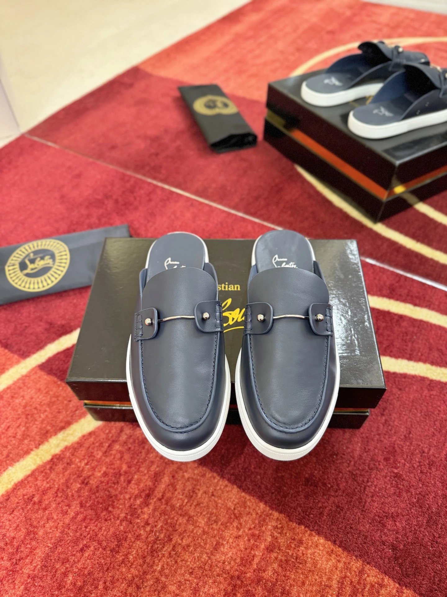 工厂价: 串珠半拖深蓝牛皮 顶级版定制 2027 Cistian Louboutin 对大胆设计与极致魅力的热爱，使其成为全球备受追捧的鞋履品牌之一在此系列中，