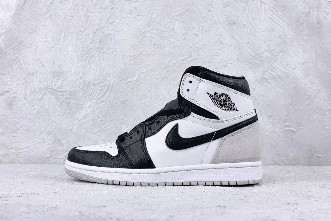 纯原版本 Air Jordan 1 High OG "StageHaze" 高帮 AJ1 乔丹1代 aj1 乔1 高邦 黑灰爆裂纹 乔丹篮球鞋系列 鞋身框架、鞋面以黑、白色示人，营造出黑脚趾的设计风格