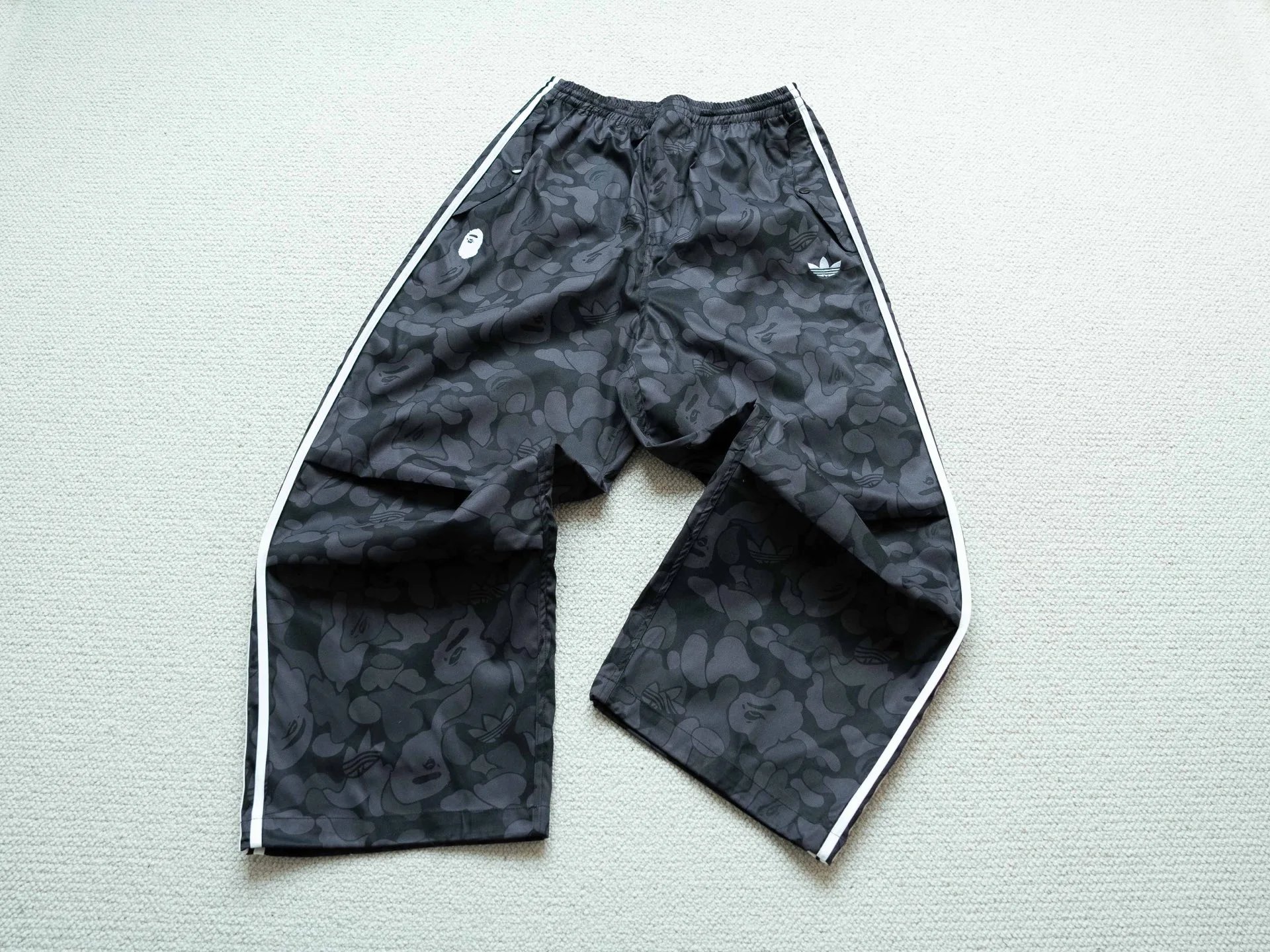 「 Adidas Originals BAPE猿人头 26新品合作联名款 JACQUARD JOGGERS 日常条纹宽松情侣运动休闲长裤梭织休闲裤 男女同款 」 - 颜色：黑色 尺码表 S M L X