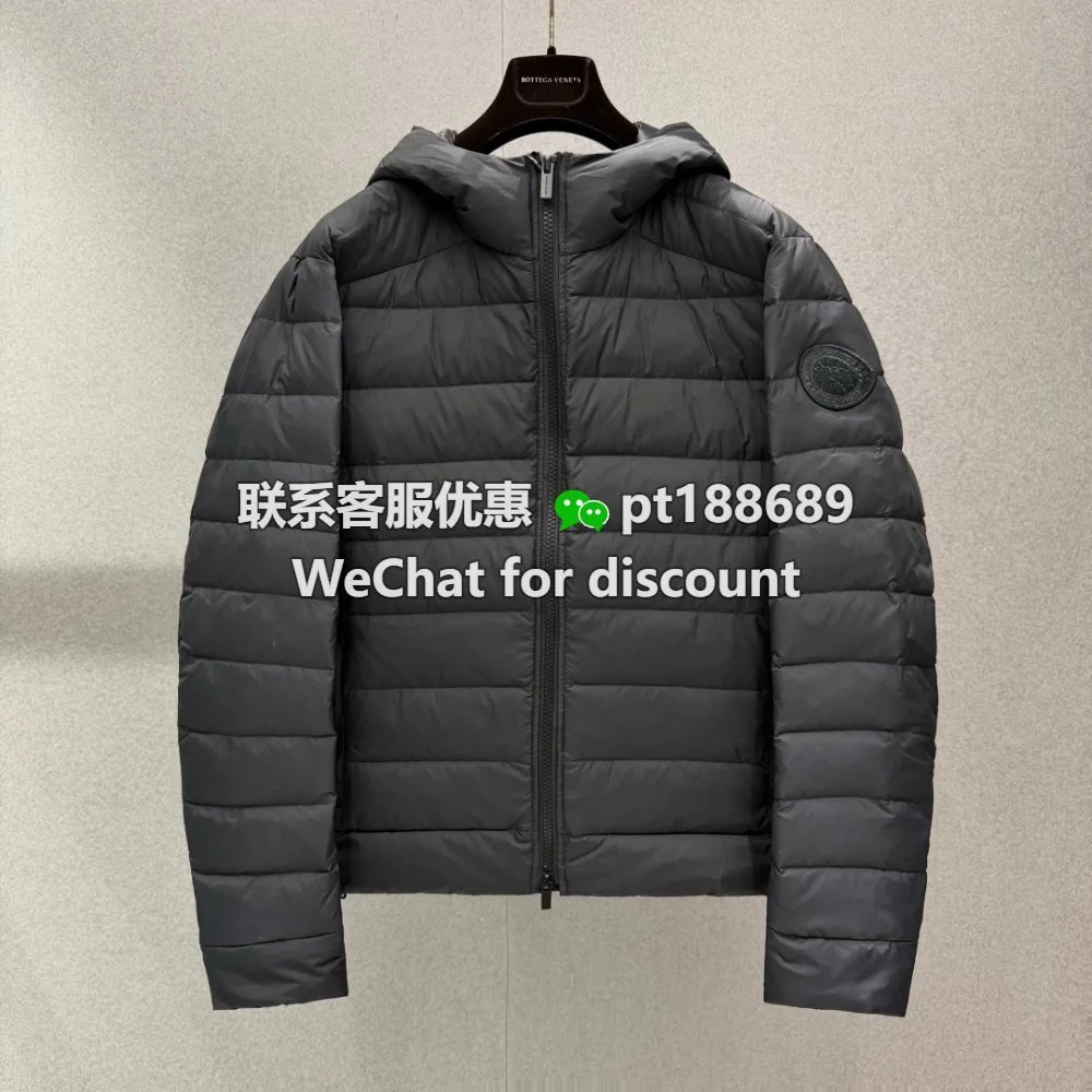 Canad@ goose 男士黑标羽绒连帽衫 Crofton 男士黑标羽绒连帽衫 – EnduraLuxe 面料 这款 Crofton 连帽衫质感轻盈，易于折叠
