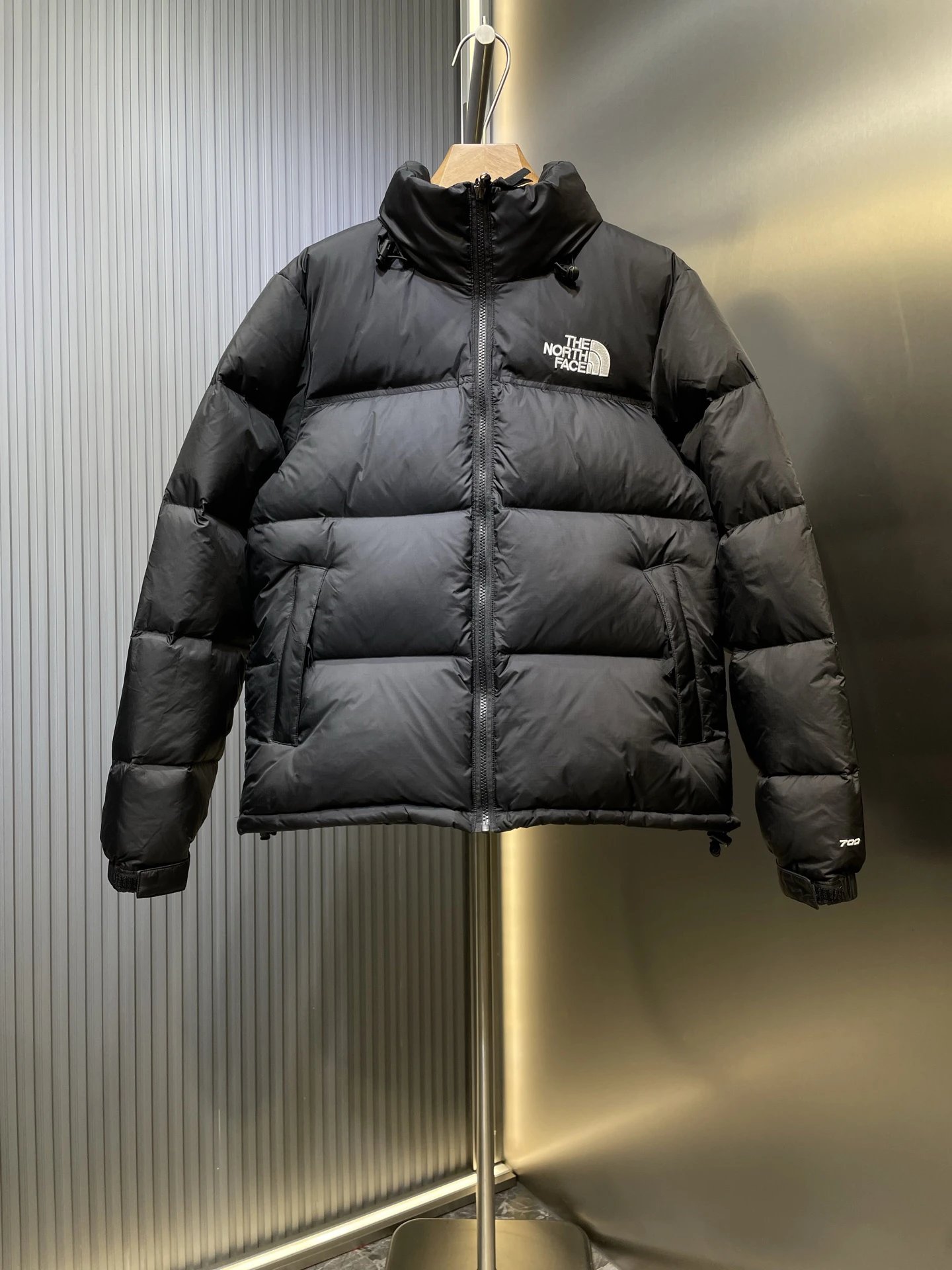 代购版本 95绒 【1996Nutse 1996美版 原版】 设计理念： The North Face的字面含义为山的最寒冷、最艰难一面它也是The North