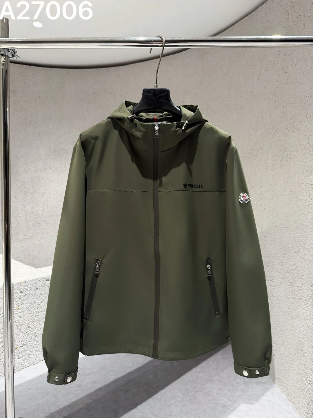 豪华版 蒙口 MONCLER 26秋冬新款夹克外套 面料: 双面登山精纺布 （三防面料） 颜色：军绿 黑色