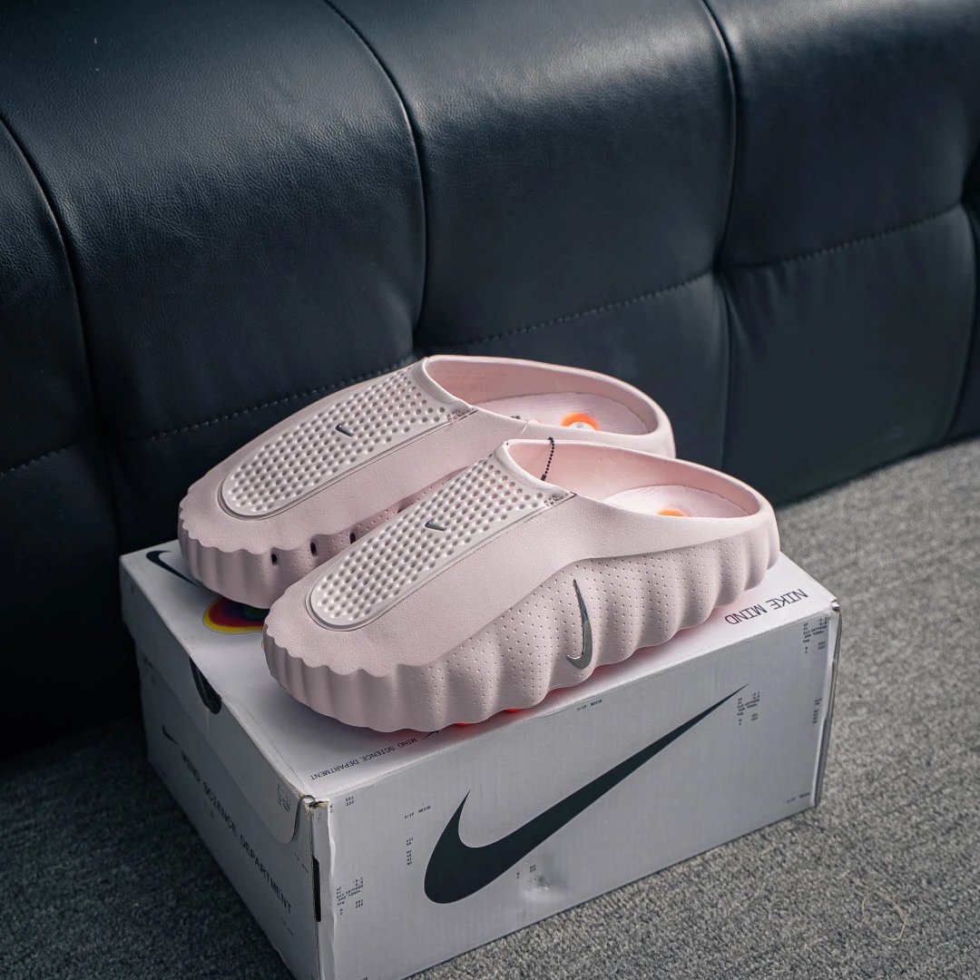 核心自减 CZ版本 Nike Mind 001 舒适耐穿 透气训练鞋 透气孔洞、品牌徽标、拉环以及标志性的压力舱系统等元素，在侧身、鞋舌、后跟和外底等位置巧妙布局，不仅美化了鞋款造型，更强化了其功能性