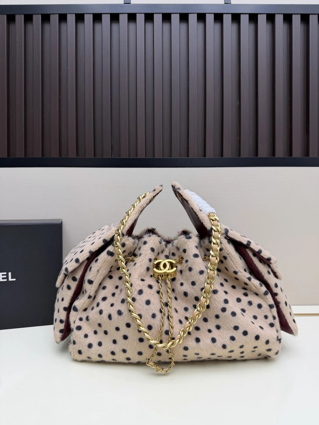 谁懂啊！看着贵价实则超惊喜 CHANEL 26A高级手工坊25bag，温柔奶杏豹纹色调，直接拿捏秋冬所有穿搭审美！ 实物质感远超图片，整包采用高密软糯毛绒面料，蓬松细腻、手感像撸云朵一样舒服
