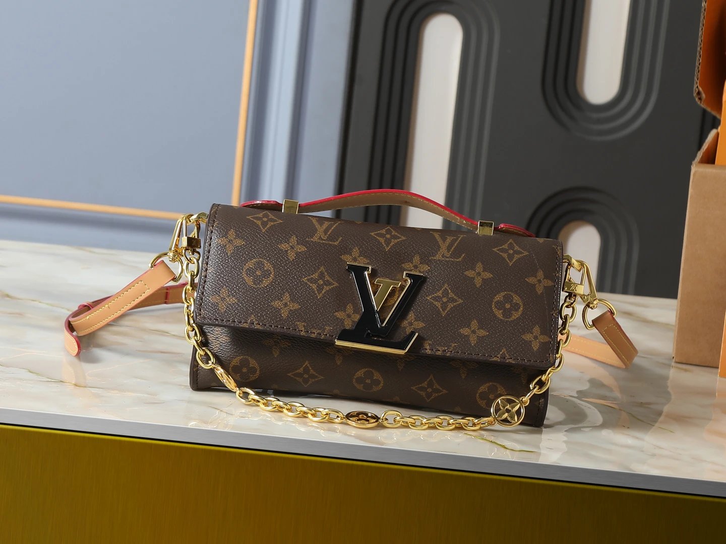 升级原版 M12143 M12405 M12265 Wallet On Chain Capucines 手袋融合精湛匠艺与优雅格调，为柔滑皮革点缀经典 lv 字母，搭配可拆卸金属链条和皮革肩带，可实现