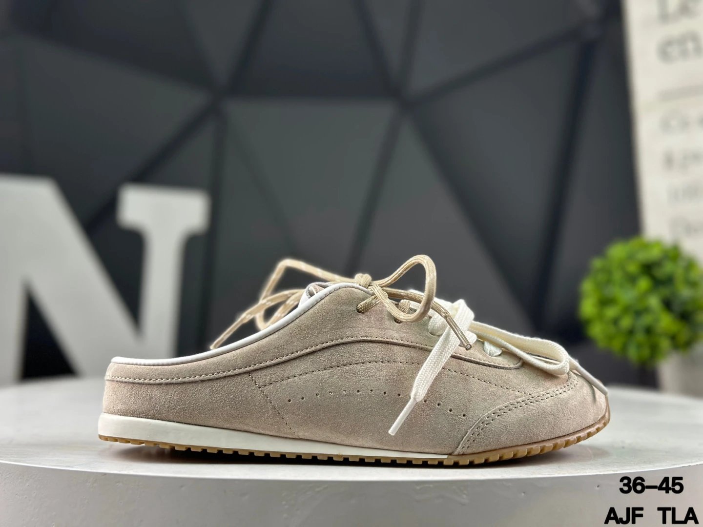 公司级ALO SUNSET SNEAKER半拖休闲鞋，翻毛皮面料，无后跟懒人穆勒款，轻便橡胶齿纹底，简约随性，日常一脚蹬穿搭