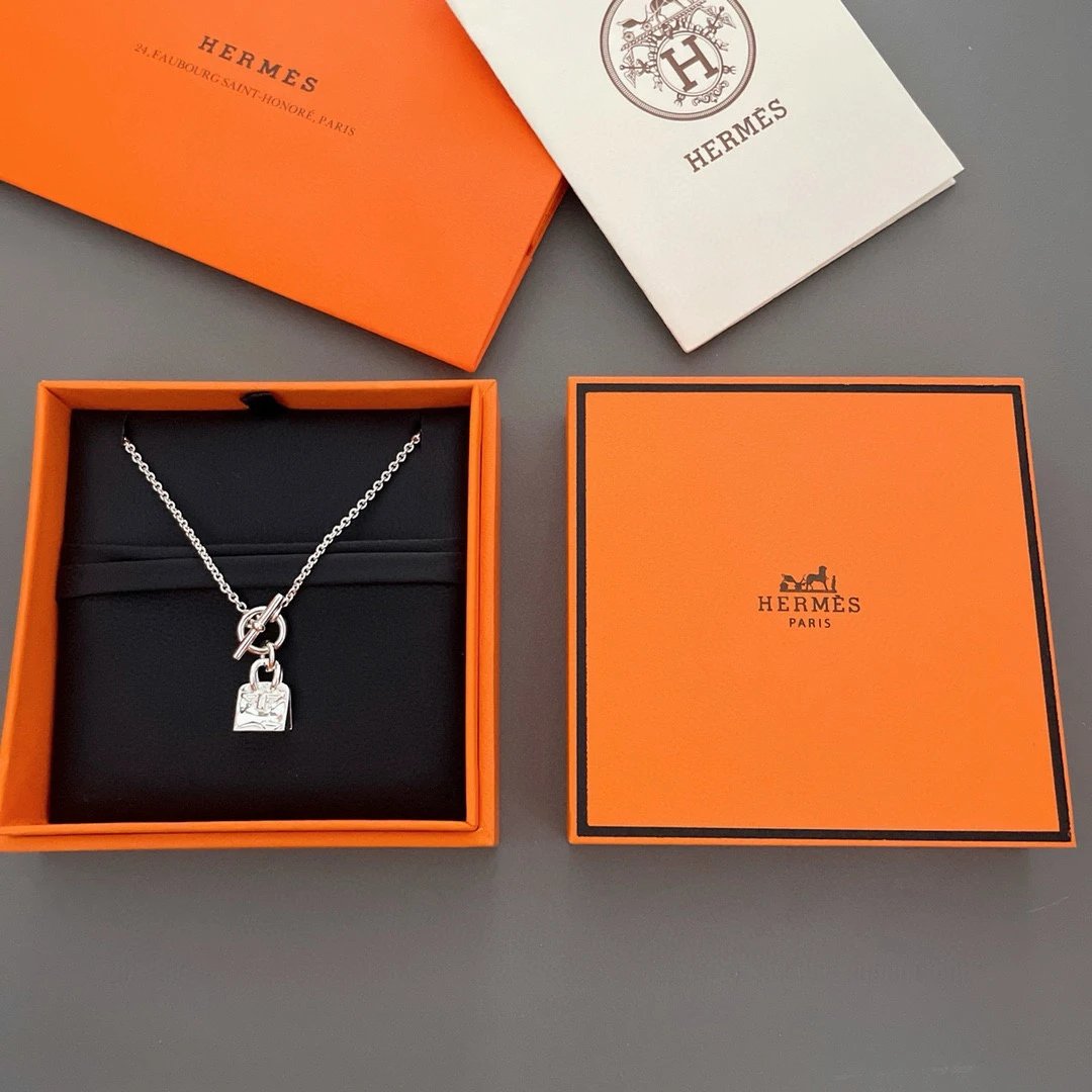 人气王性价比无敌的birkin银色 Birkin Amulette pendant | 百搭birkin，银饰设计风格视觉感官的刺激 看似简单的一款，很考究做货