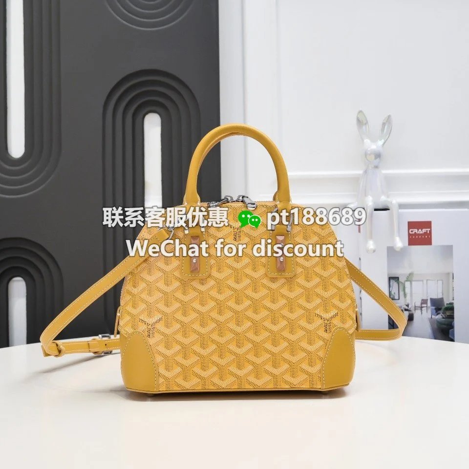 2984160工厂直销黄色 goyard vendôme贝壳包 传承了品牌独一无二的工艺风格和精湛技术：可拆卸肩带、嵌入式木质细节、皮革包角、大拉链、黄色衬里及