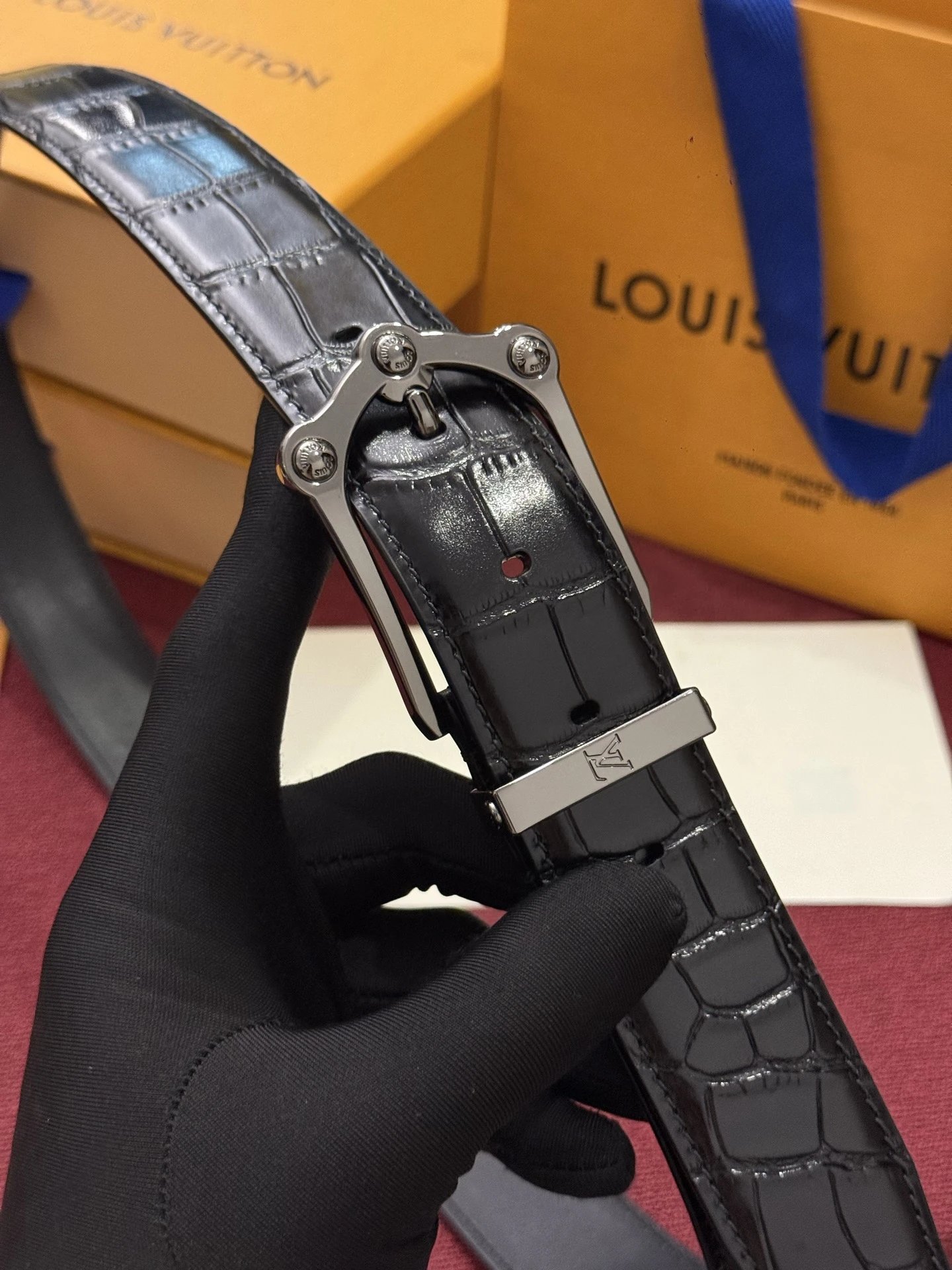 lv.lv 全套包装 The Frog 3.5mm Reversible Belt in Crocodile 是一款优雅且富有感染力的作品