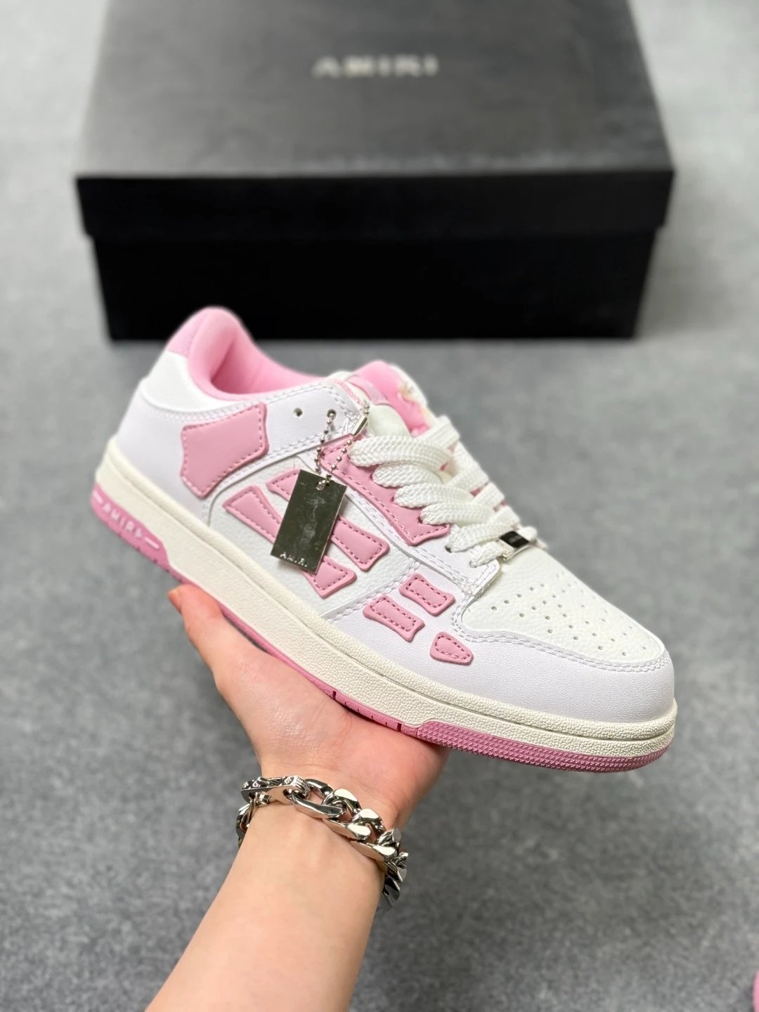 AMIRI Skel Top Low-白粉 骨骼板鞋 全套配件及包装物鞋面采用手工切割和边缘涂漆的皮革和骨头贴花 真皮鞋面和模压EVA鞋垫 高密度的电脑车线工艺