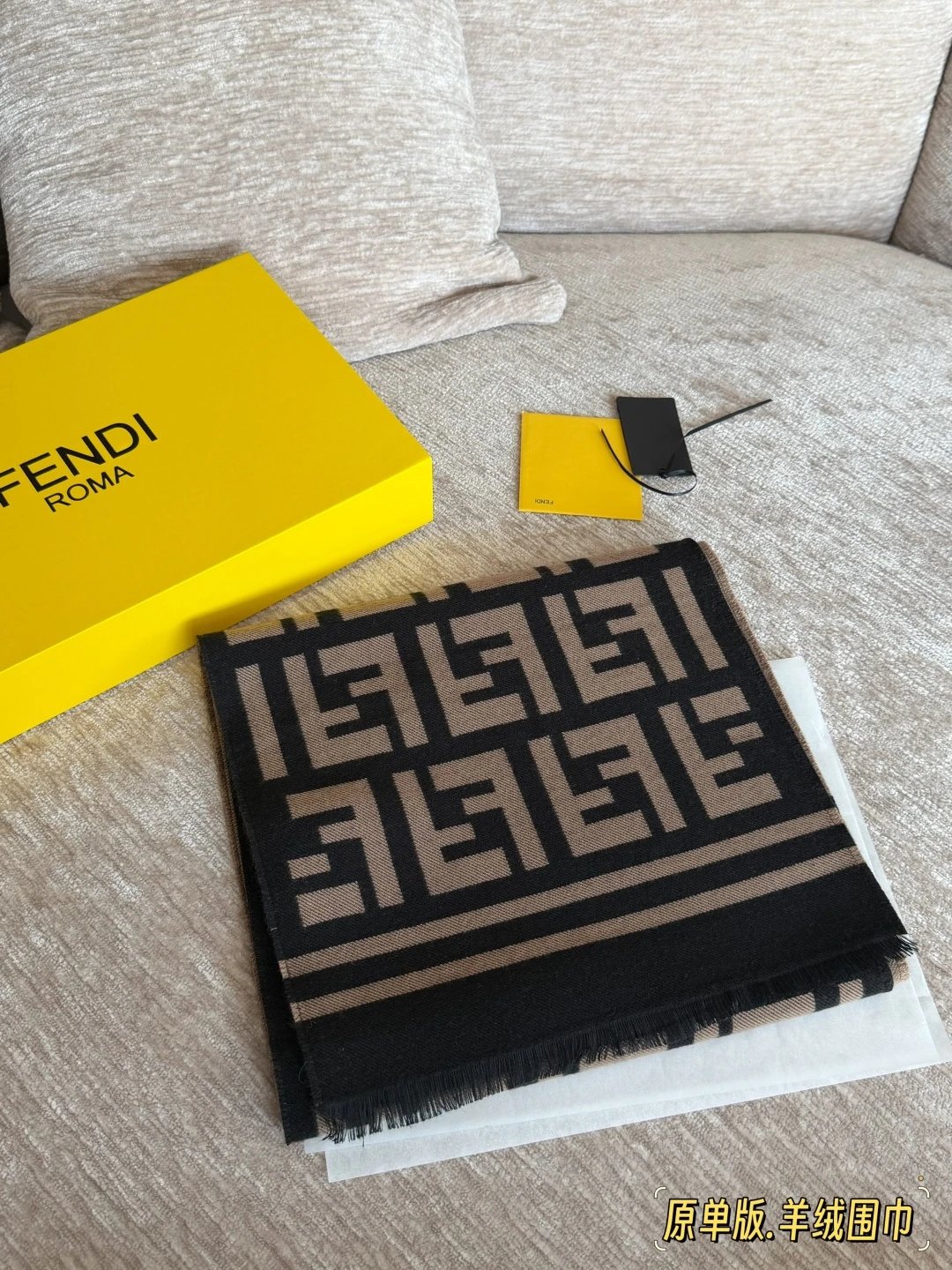 配盒（原单） Fendi 原单双面围巾 今年冬天是焦糖味的 羊绒围巾手感柔软 保暖效果非常好 很有腔调yyds 是真的