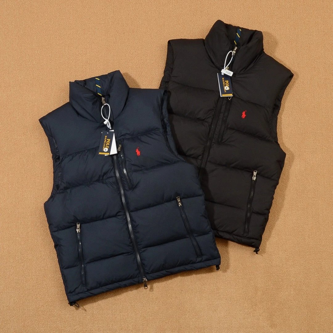 Ralph Lauren拉夫劳伦 经典羽绒马甲丨都市精英的叠穿利器 产品核心信息： 品牌：拉夫劳伦 (Ralph Lauren) 品类：羽绒马甲 颜色：经典黑 / 气质藏青 设计：无帽简约廓形，适配各