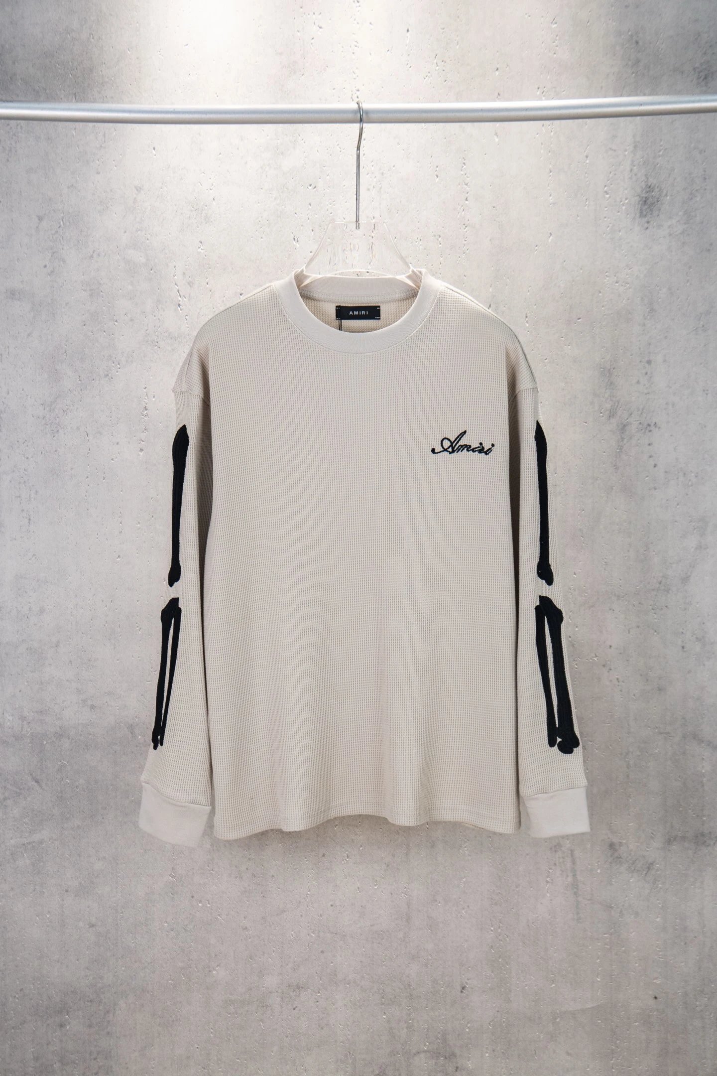 (实拍图)p95 Amiri 埃米尔 美式潮牌宽松落肩版型长袖卫衣logo字母刺绣工艺经典骨头臂袖刺绣款式 高端定制华夫格面料 颜色 黑色 杏色 浅灰 碳灰 尺码 S M L XL