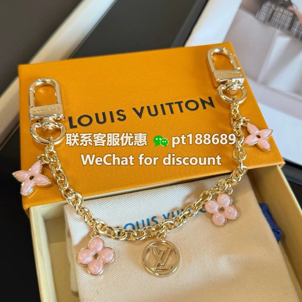包链LV 钥匙扣 包链 包包延长链条挂件Spring Street 包饰与钥匙扣 包包挂件 配饰 珐琅路易威登元素造型搭配金属件等多元素材质，经典时尚！