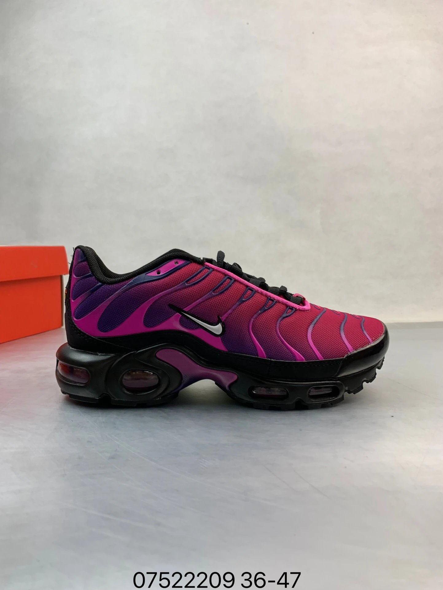 耐克Nike Air Max Plus是Nike旗下另类鞋款的代表，TN 它诞生于1996年，是第一款使用TunedAir气垫的跑鞋，其特点就在于实现各气室间气压的自动调节
