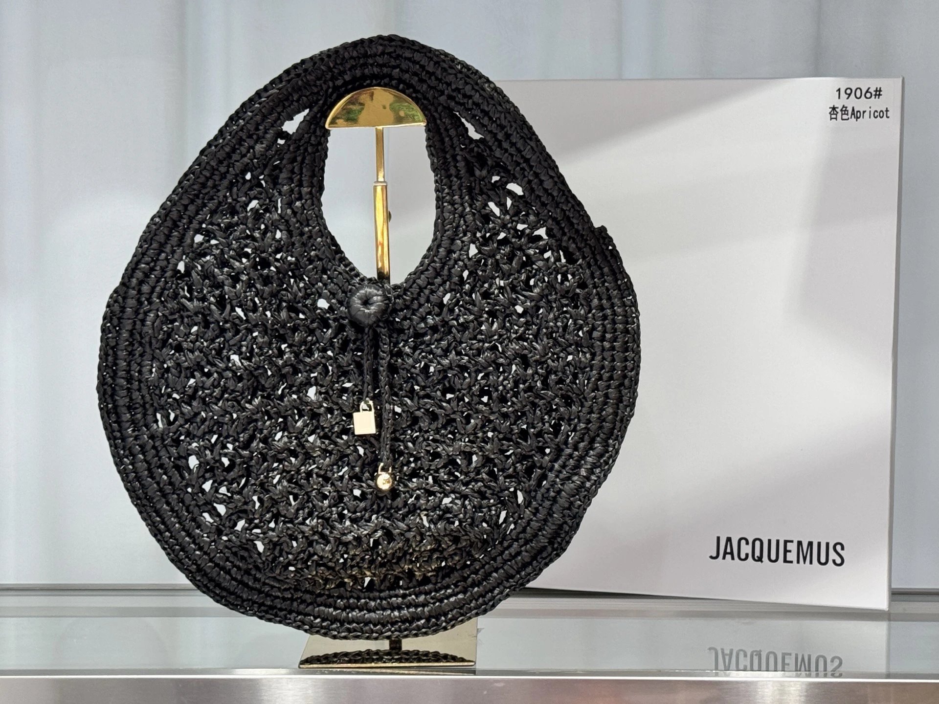 LA Croisiere raffia circle bag 拉菲草 椭圆型的手包造型实用的同时又不失设计感，点缀标志性的金属扣饰，真的吸睛值拉满了！极简的造型设计加上百搭的配色，整体简约又不简单