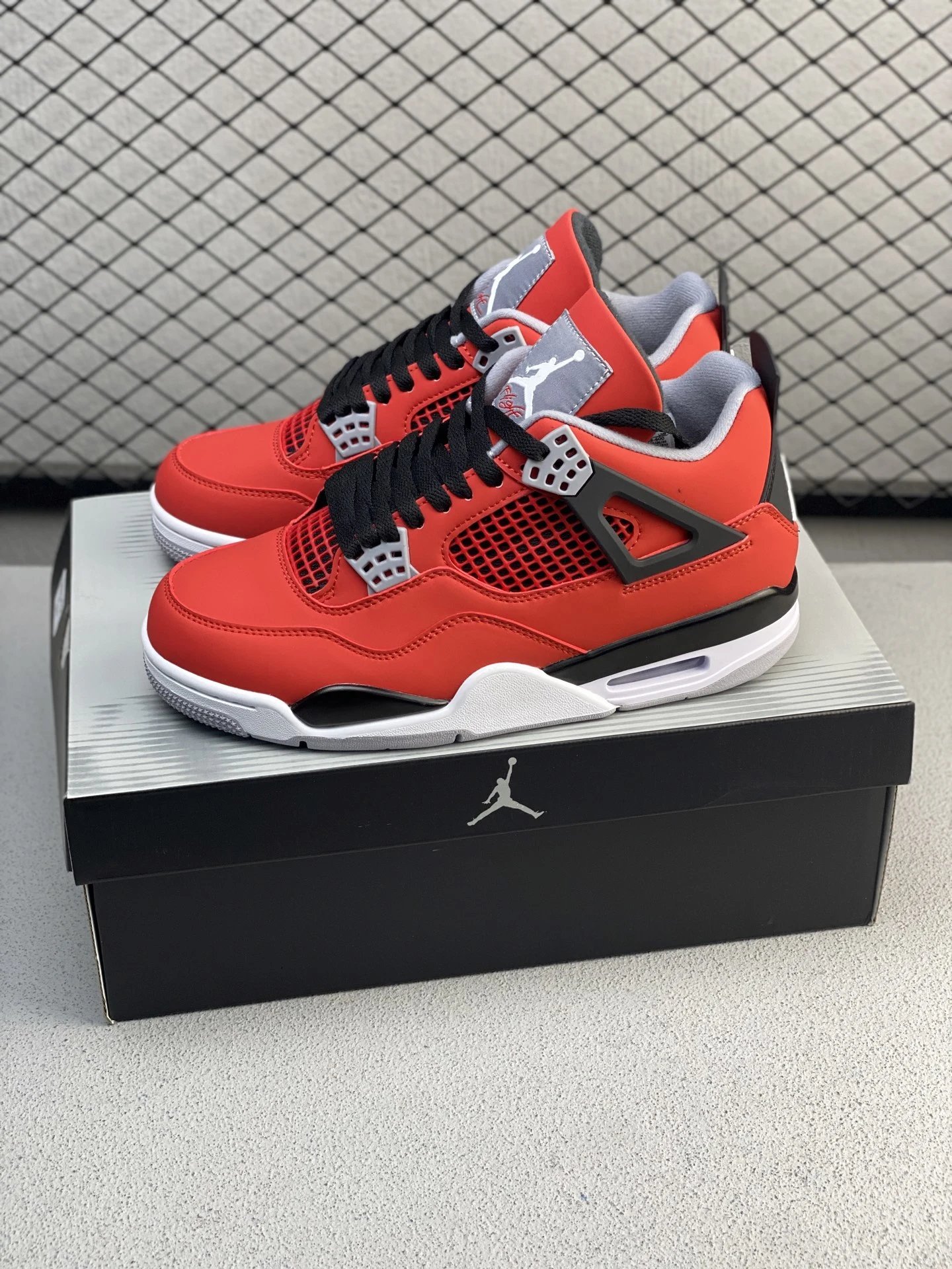 原装 Air Jordan AJ4 “ 全套原纸板楦头开发 原厂特供皮料加持 确保原汁原味 完美呈现四代版型 鞋头弧度高度鞋身弧度 数据细节工艺流程均保持原鞋一致 原厂TPU网格鞋带扣 正确内里网布