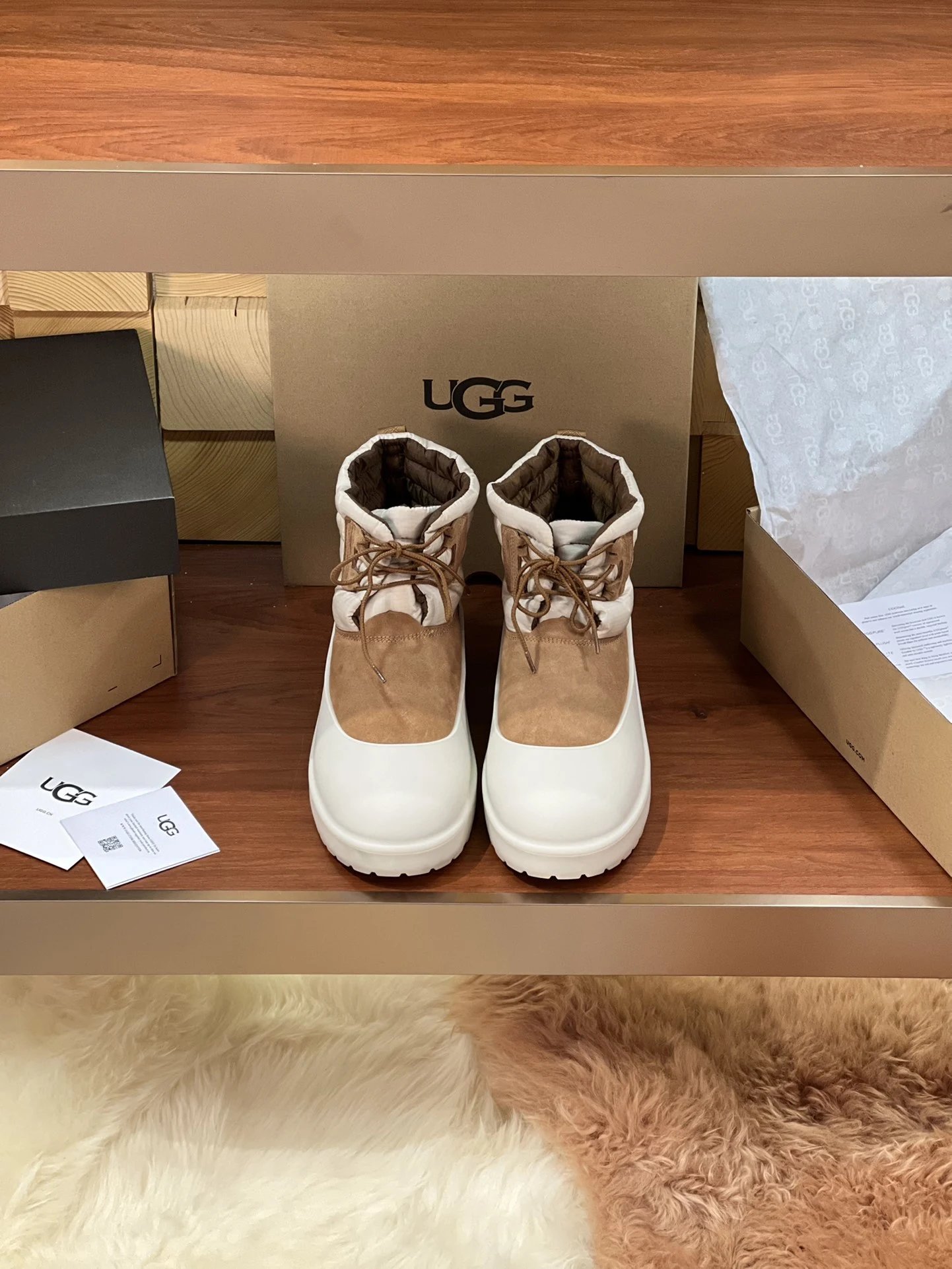 UGG Classic Maxi Toggle王一博同款羽绒靴雪地靴防水款 羽绒两穿，配套鞋套可拆卸，不仅防水比常规款更好，而且更加保暖好打理，滑雪必备单品，时尚保暖又百搭，适与美丽并存 羽绒靴筒设计