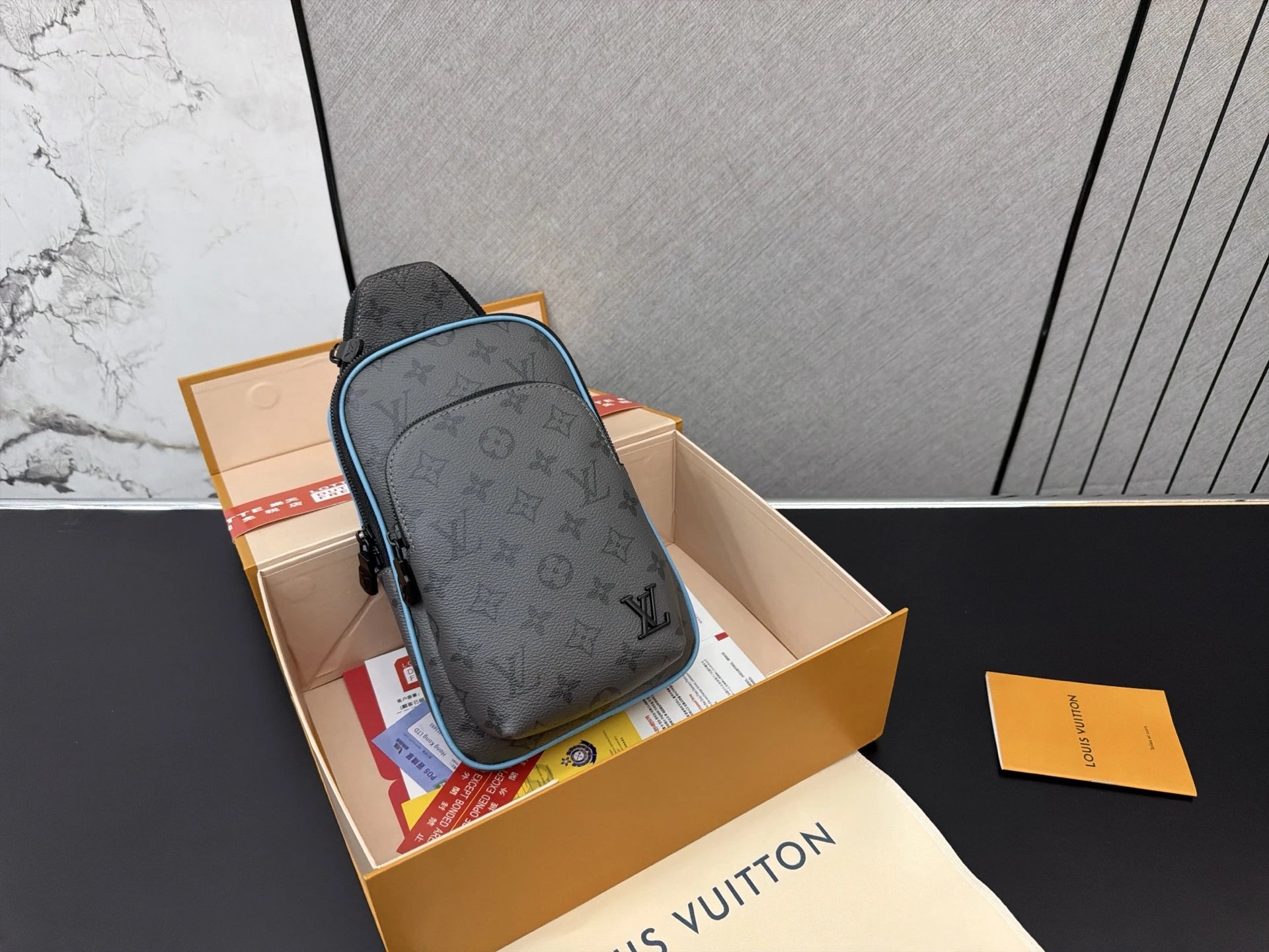 Louisvuitton lv AVENUE 系列胸包 斜挎包 男女通用单肩包 经典百搭 实物拍摄 原厂原版面料 配送礼盒 防尘袋 30 x 18cm 
