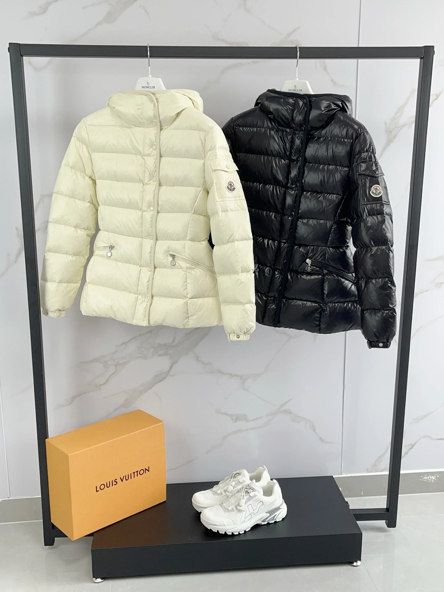 广州高版本Moner 明星同款 小蛮腰Barante女士连帽短款羽绒夹克外套，最新原版购入开发. 原厂替换面料＋原厂配套五金.区分于市场错版面料.和2024款面料完全不同-1