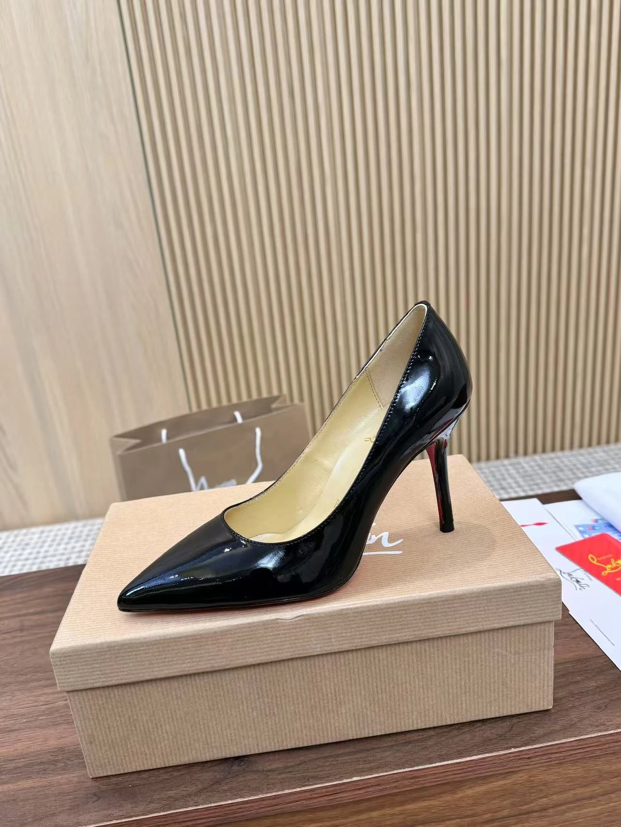 全年出货Cistian Louboutin 经典款牛漆皮系列高贵奢华 真真正正的blingbling 真材实料 、所有都由版师全鞋订制、材料更是采用原版定制材料