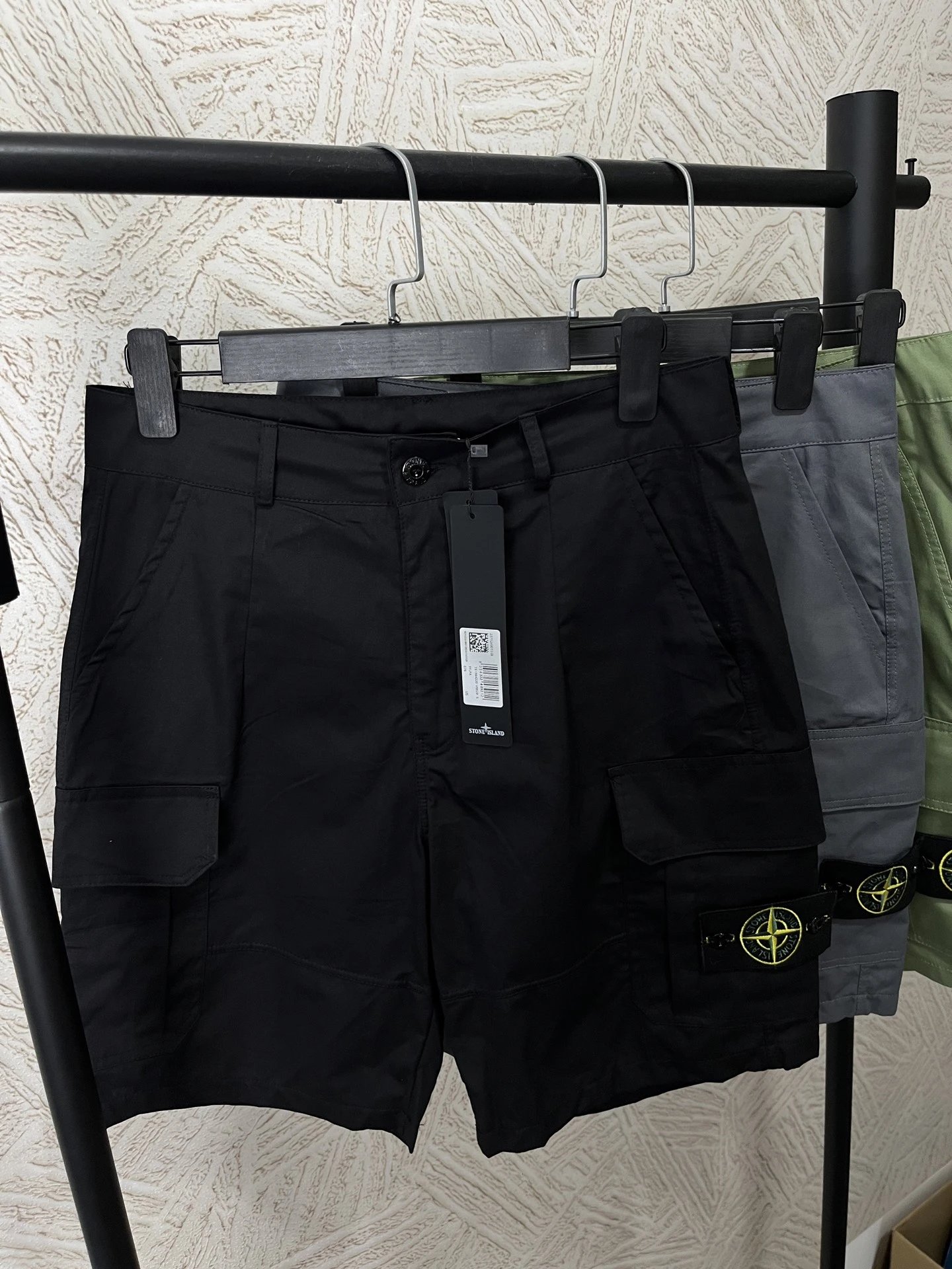 【独家国外订单石头岛】 STONE ISLAND石头岛 纯色Logo拉链中腰沙滩裤度假 工装短裤 黑色 深灰 卡其 军绿 出国外的一批货 国现全尺码入库 懂的看