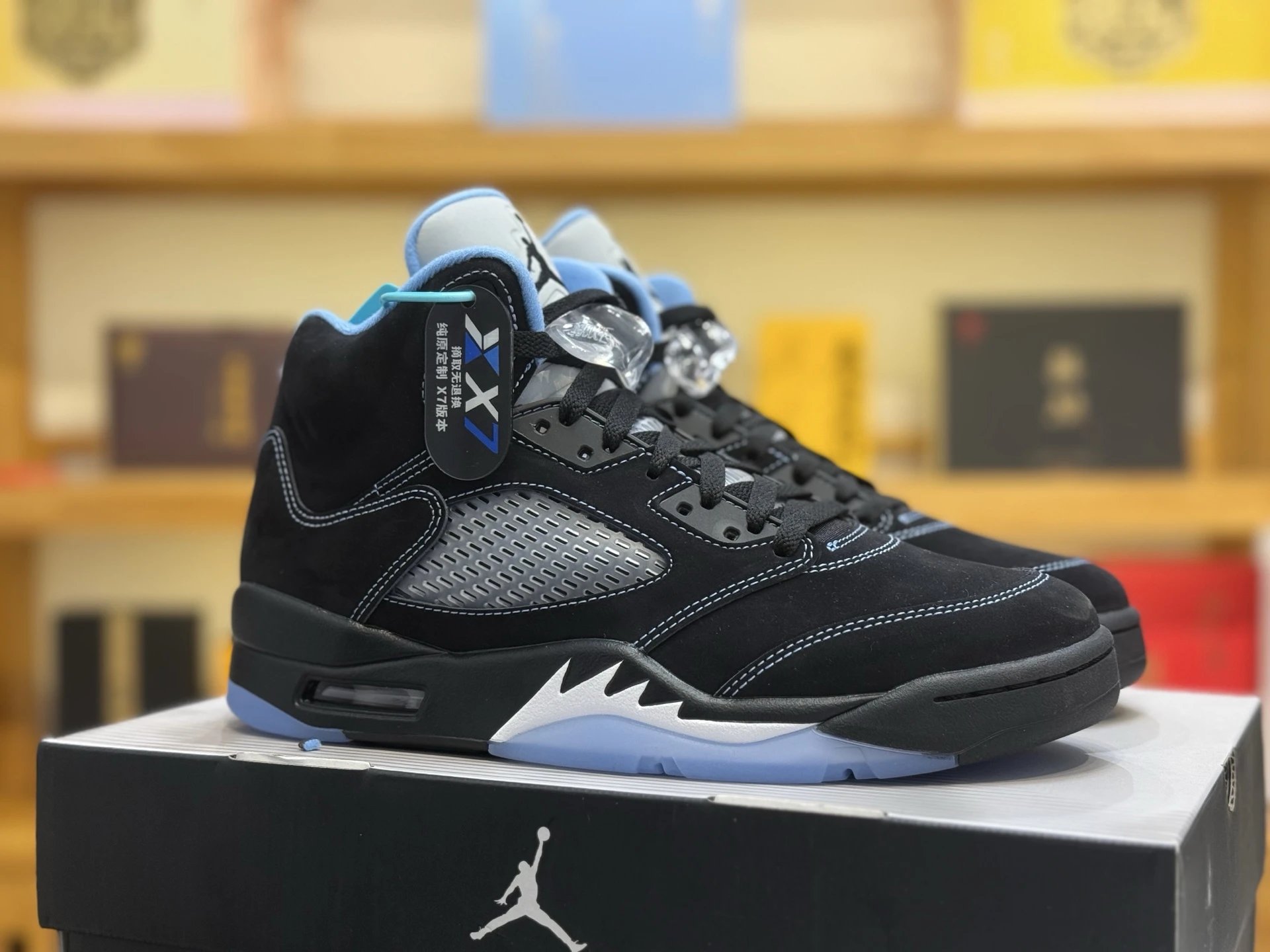 Jordan Air Jordan 5 黑篮 Air Jordan AJ5 Retro 原楦原纸板 原厂材料开发 细节把控到位 主供外贸客户 打造完美鞋型 纸板中底 钢印 完美版型 公司货既视感 区别