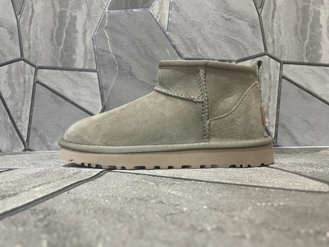 男女款 UGG mini 薄底 雪地靴 周冬雨UGG亚太区品牌代言 UGG品牌于全球发起的 “FEEL” 品牌宣言一让你敢知什么，就能感知什么