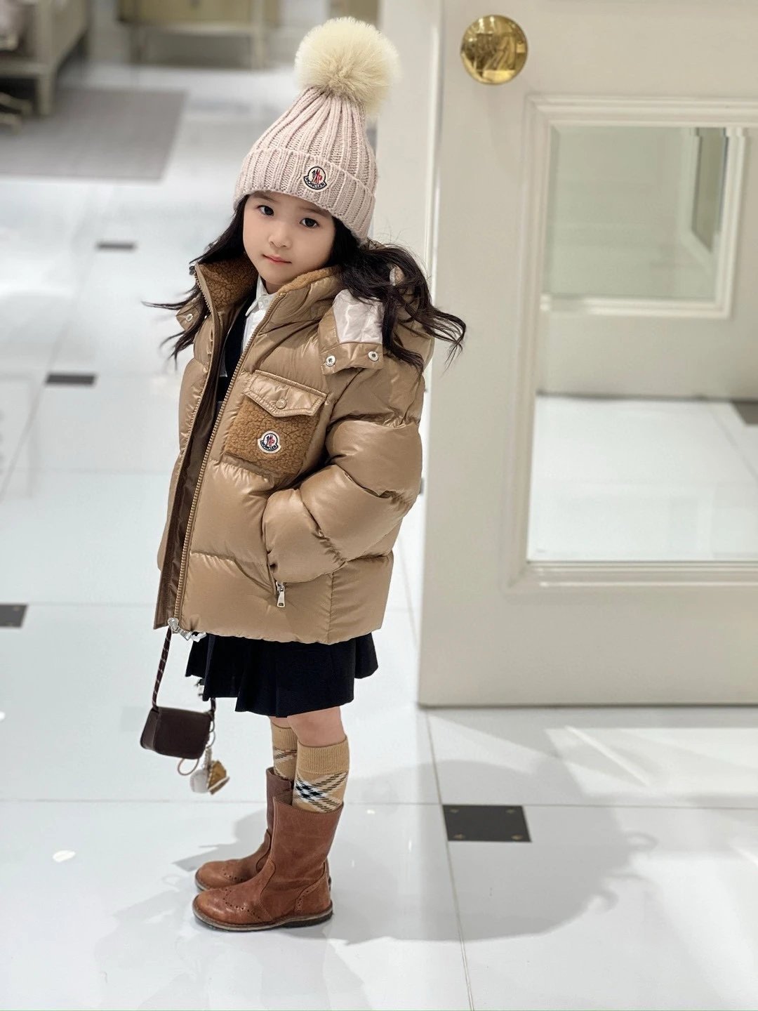 顶级童装新款Moncler羊羔绒领口袋装饰羽绒服 m口袋男童女童儿童装冬装 颜色：咖色 黑色，藏青色