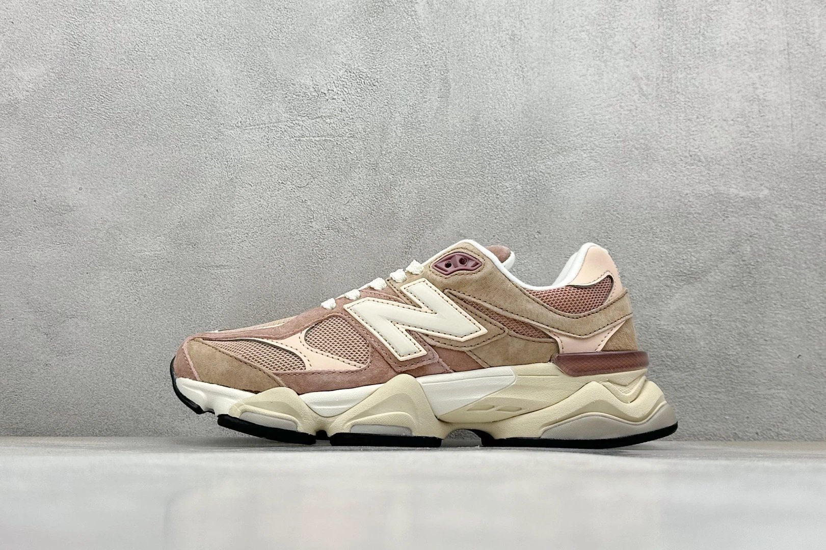 New Balance NB9060 复古休闲运动慢跑鞋 #最强性版 采用大面积网眼以及麂皮材质覆盖鞋身，还原经典气质搭载ABZORB避震科技，由泡沫聚酯制成，