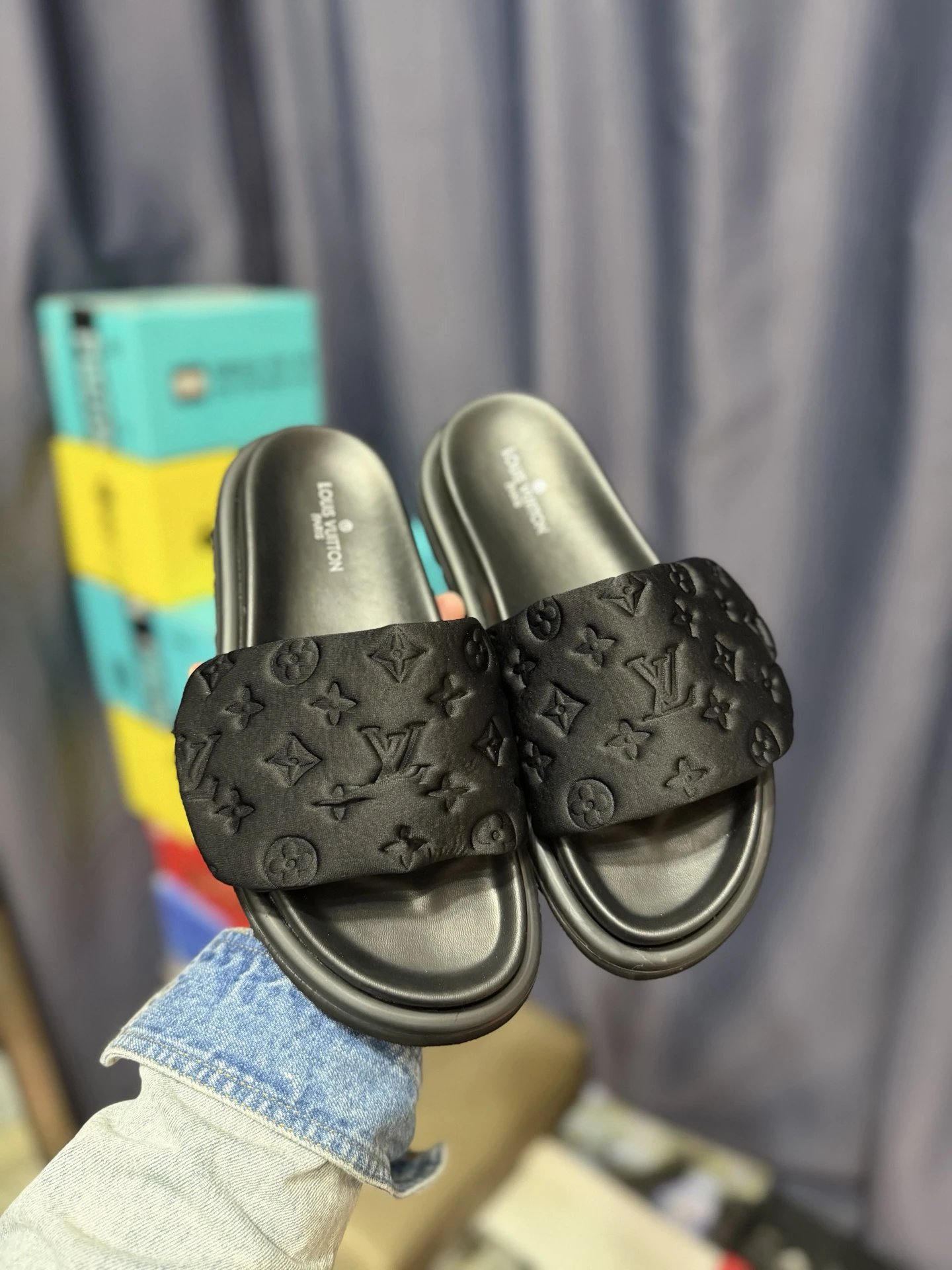 法国奢侈品牌 lv Cosy Comfort Mule Sandals 舒适系列包穆勒风包头式露跟休闲凉拖鞋“皮革黑深灰 lv 老花” 1A98GT 本款 lv