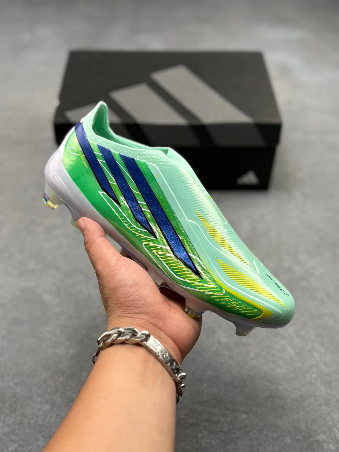 阿迪达斯 adidas F50 ELITE 足球鞋 顶级胶质短钉人造草地耐磨透气鞋面材质是超纤，摸起来非常舒服，不过稍微有点厚