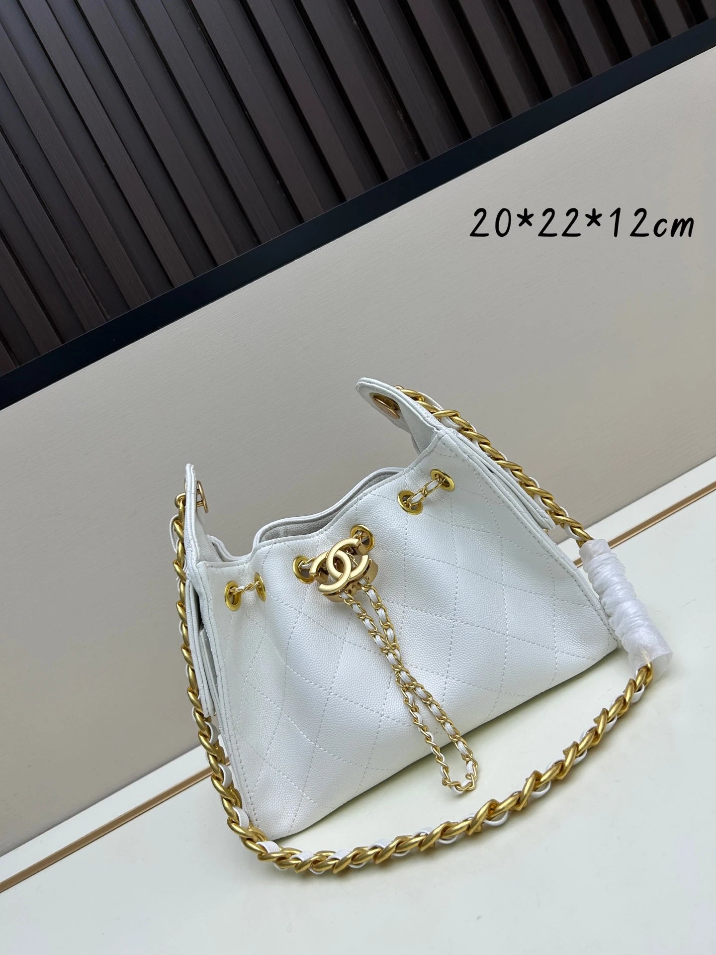 鱼子酱新款迷你号香奈儿25手袋 新晋包王“Chanel 25bag”是继Chanel 22bag后又一款“It Bag”！设计经典且实用，延续品牌三大标志元素：菱格纹绗缝、皮穿链、双C锁扣，但束口设计