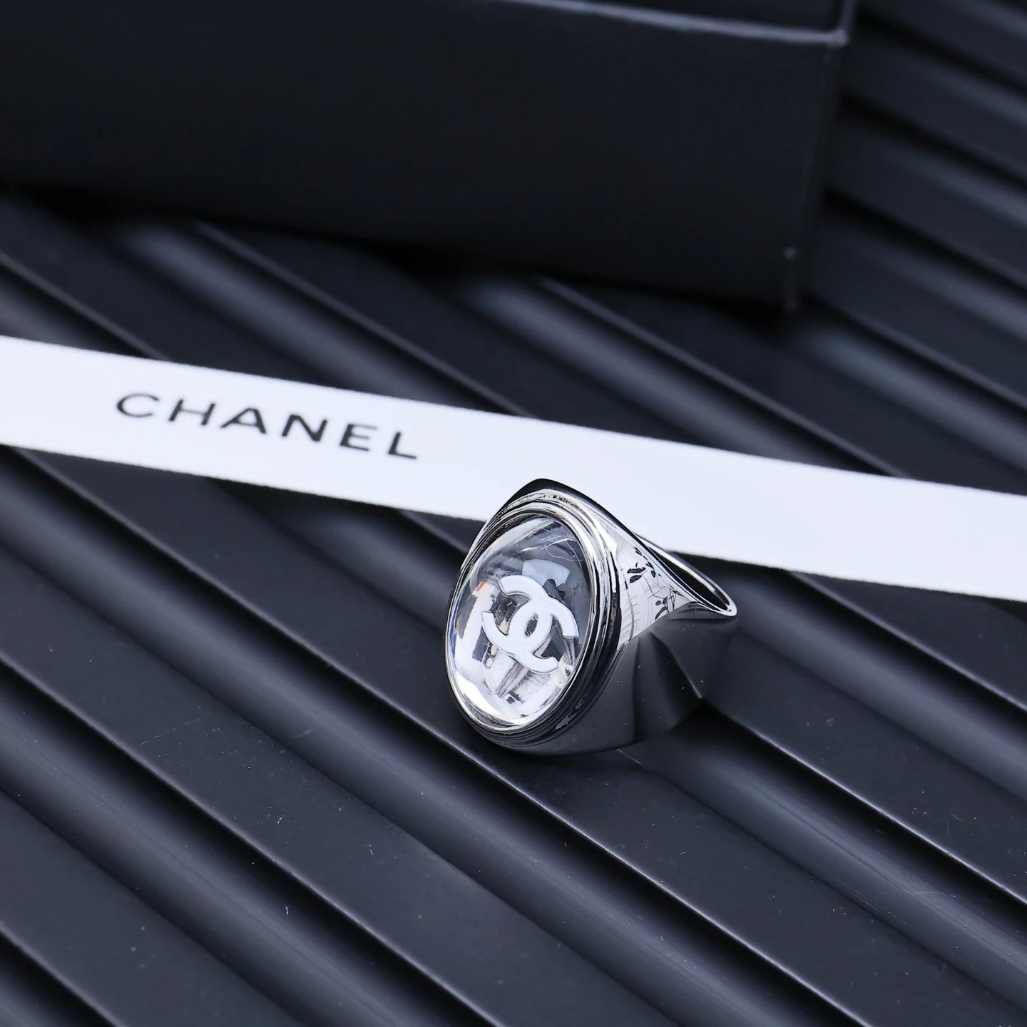 Chanel25s |银色镜面椭圆戒指 椭圆系列耳钉+项链哇! 这个系列太好看了~ 亮亮的 水灵灵的 和夏天的适配度好高 070035 码数6-7-8