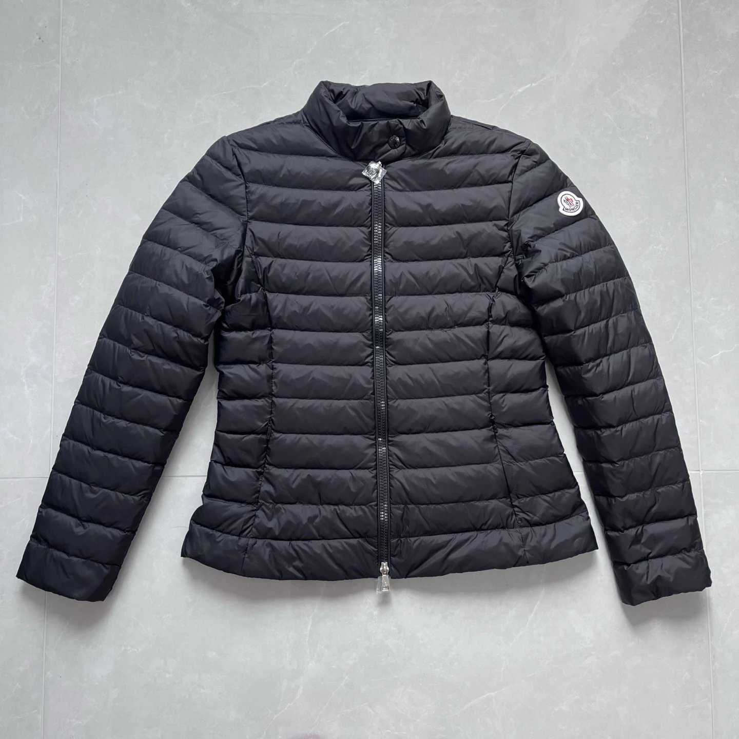 【品质供货】360 Moncler25新款lgelle轻薄立领短款羽绒服，以经典绗缝设计勾勒修身轮廓，立领细节提升气质，轻盈保暖两不误开春换季或冬日叠穿，一件轻