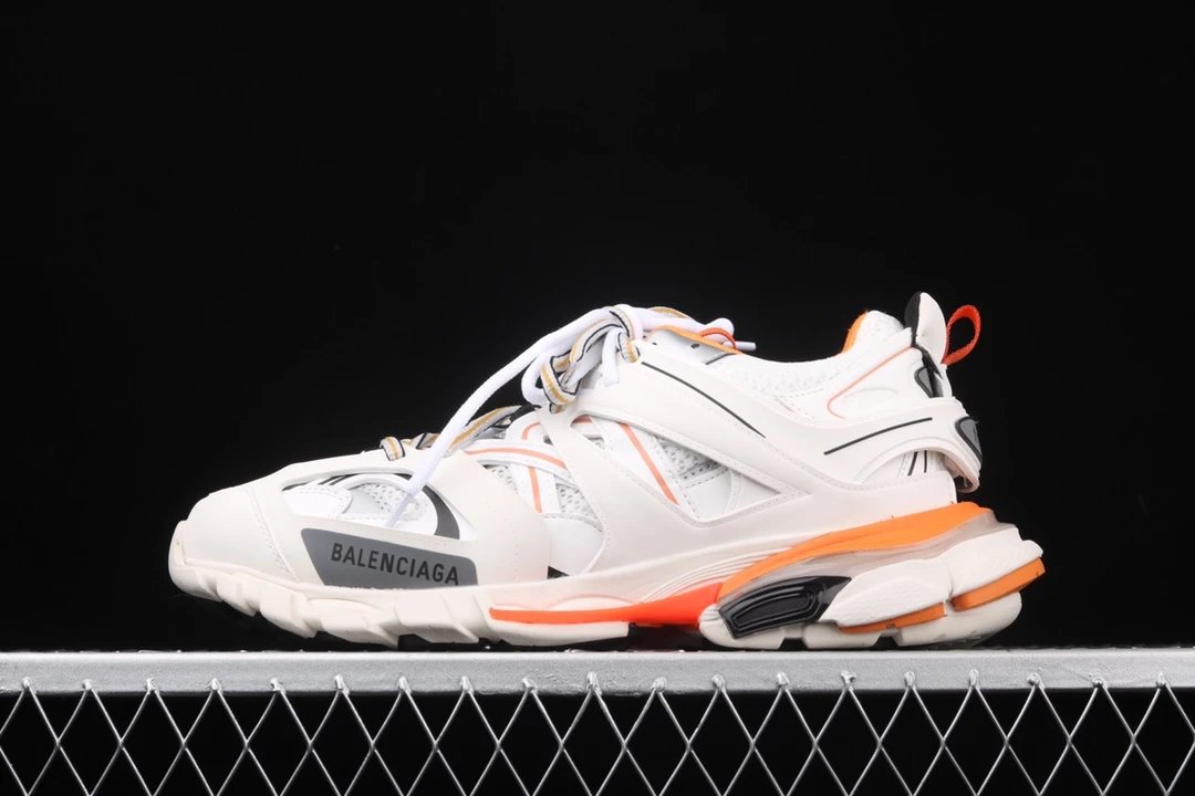 LED款灯鞋 Balenciaga Track 3.0 巴黎世家三代潮流3M反光跑鞋 增加全新设计 在延续 Track Trainer 户外轮廓和复杂鞋面结构的同时，新版本在后跟位置增加了透明带的部件
