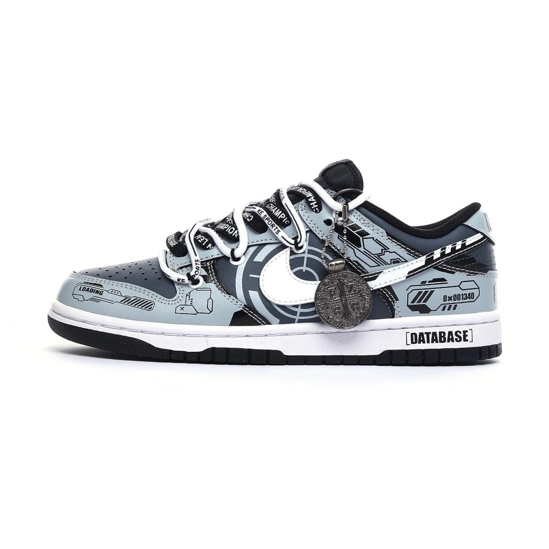 （特价）Nike Dunk Low 解构 极简工业风在原鞋的基础上重新定制 灵感来源于极简的工业风 整鞋以黑灰撞色为主 结合OW解构鞋带孔 加上鞋底的灰色做旧处理 整体工业风满满