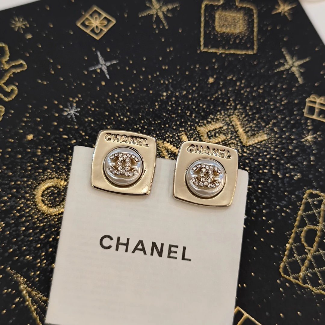 卖疯了小香主推爆款精工版小香 最新 Chanel 方形珍珠晶钻字母耳钉耳环Camlia 字母新款珍珠出货 明星同款，原版清晰logo字印美美哒漂亮极啦明星联名同