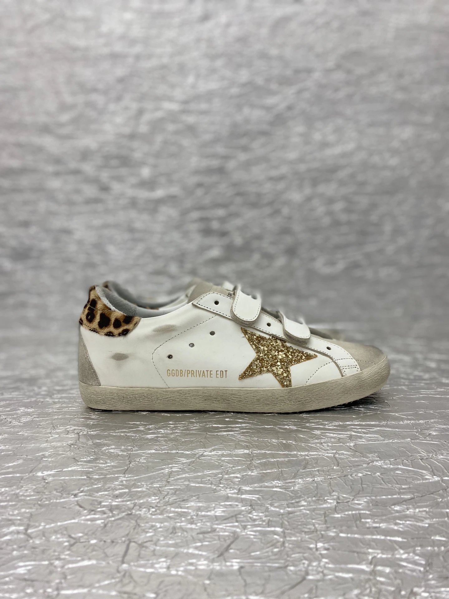 Ggdb Golden Goose 版魔术贴小脏鞋 购买最新原版拆解，打造 老工匠纯手工制作，独特磨破做旧风格，就连鞋底也是不羁的脏，明星红人博主私搭最爱 面料