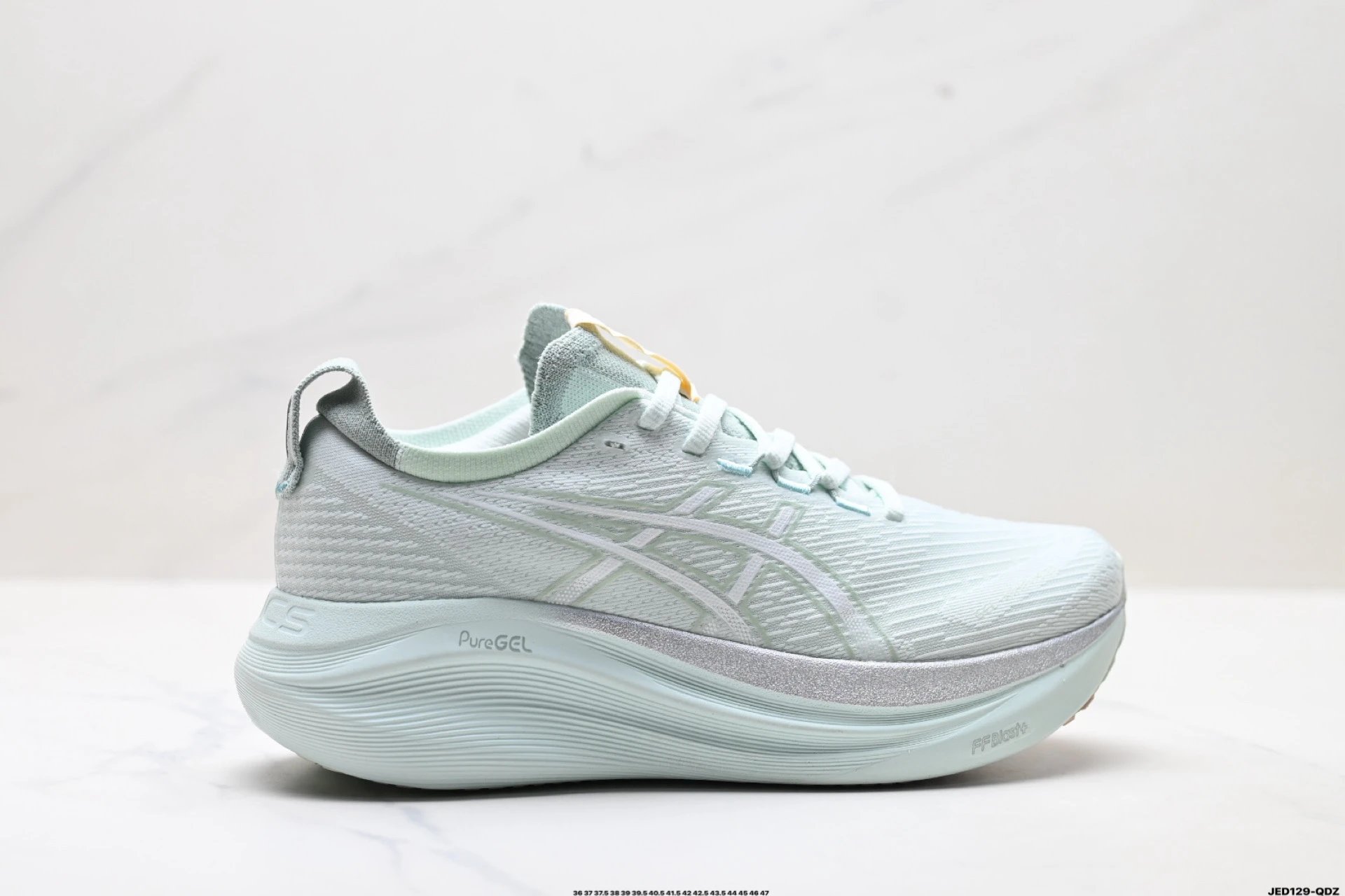 公司级Asics Gel-Nimbus 27 舒适防滑耐磨低帮休闲跑步鞋 鞋底采用了轻质发泡材料 并在后跟和前掌处采用了ASICS亚瑟士核心科技-GEL缓震胶