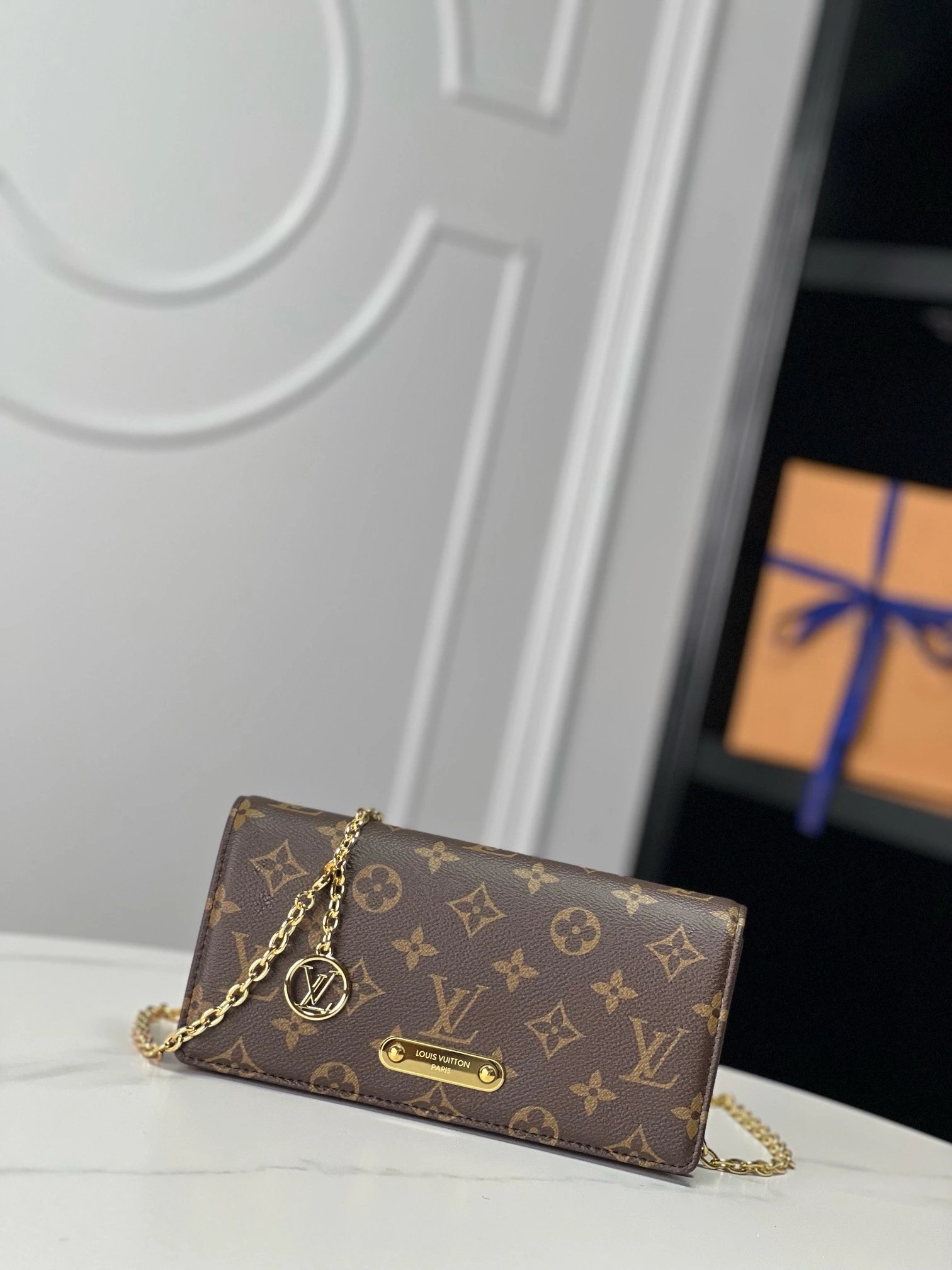 出厂350 海外原单m82509独家实拍 lily wallet on chain 手袋以 monogram 帆布裁出方正构型，为翻盖点缀饰钉和标识铭牌充裕空间